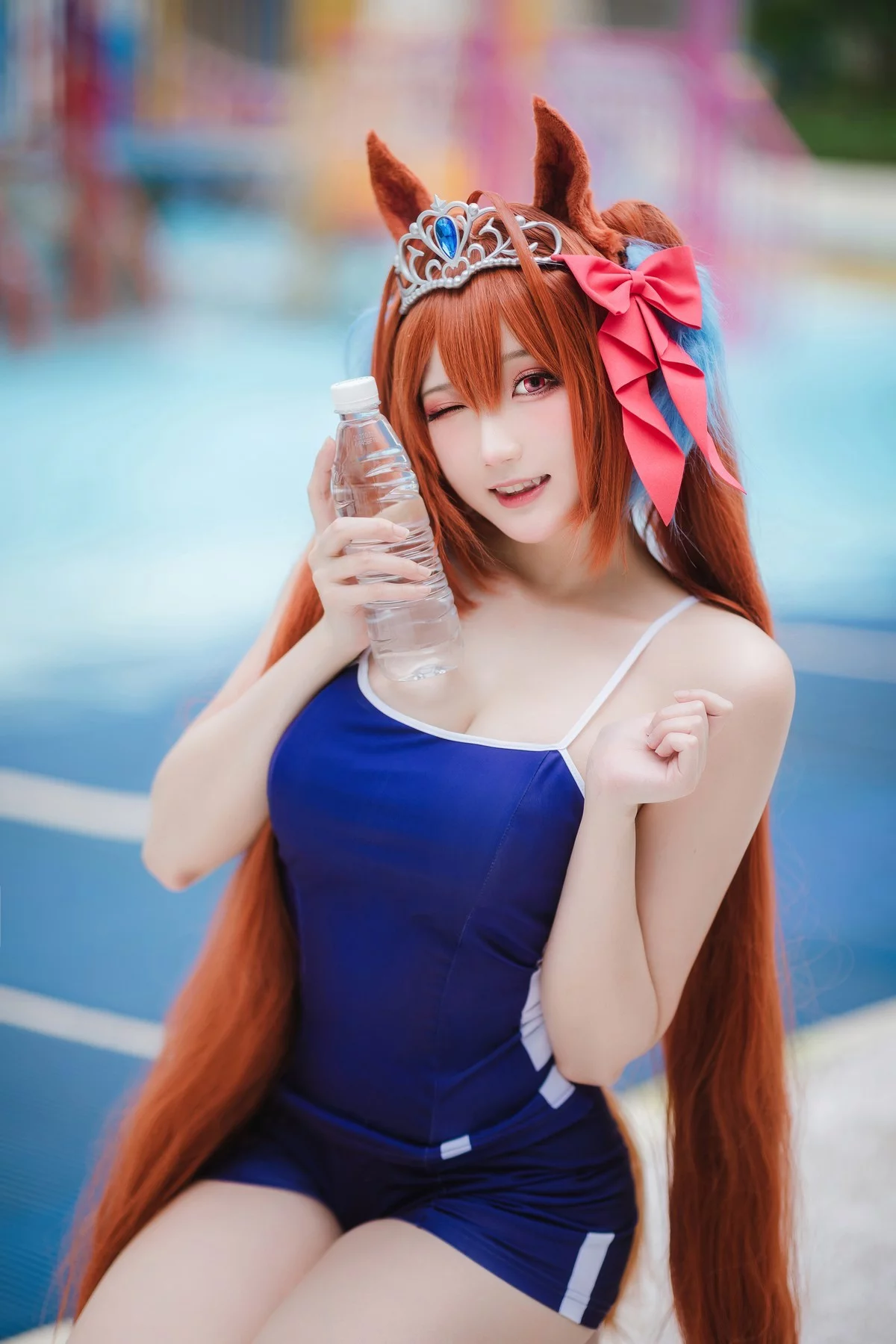 Coser美女瓜希酱赛马娘+大和赤骥主题泳池边蓝色连体泳衣秀完美身材诱惑写真30P