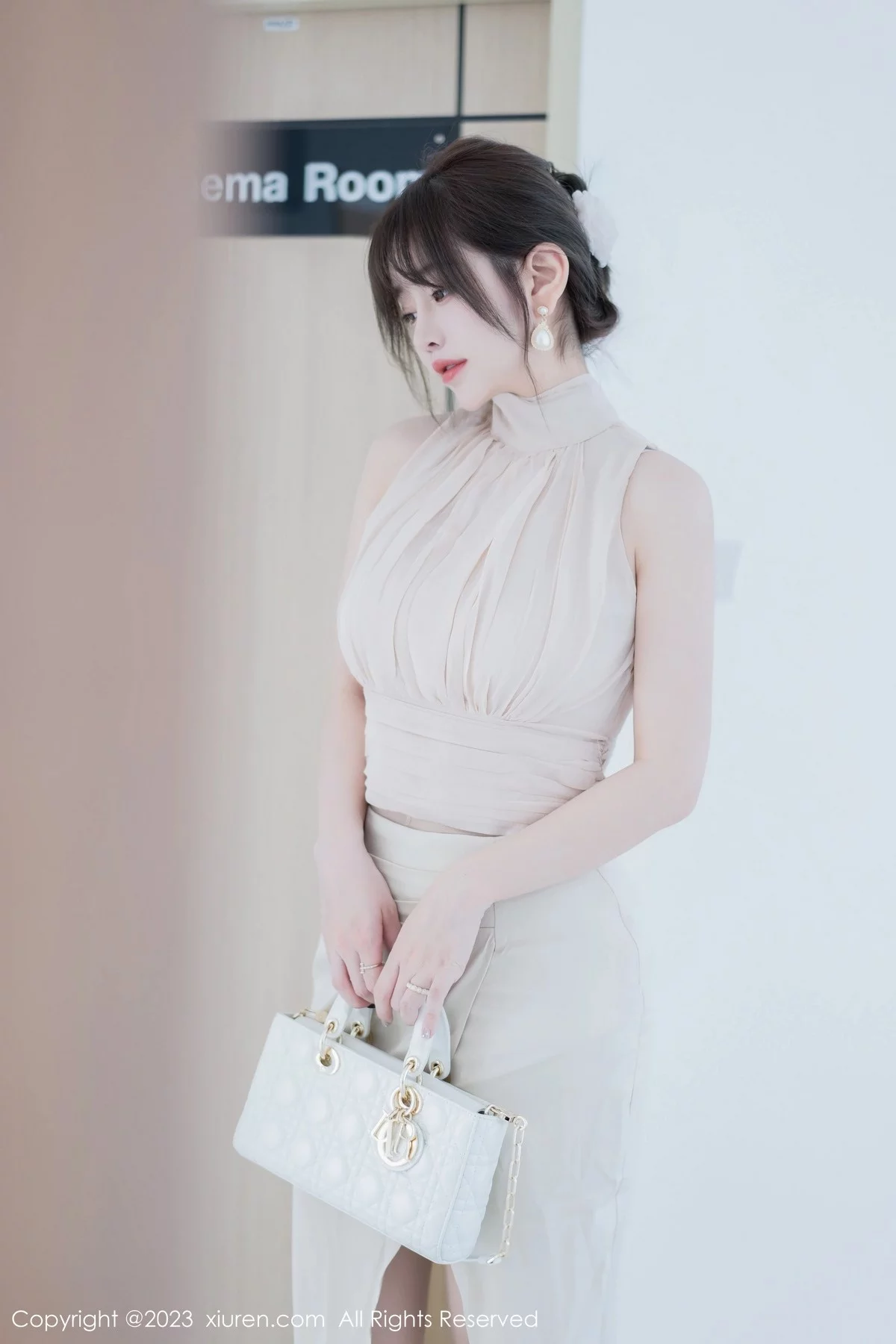 XiuRen第6768期_女神王雨纯脱浅色连衣长裙露浅色内衣配开档肉丝完美诱惑写真74P