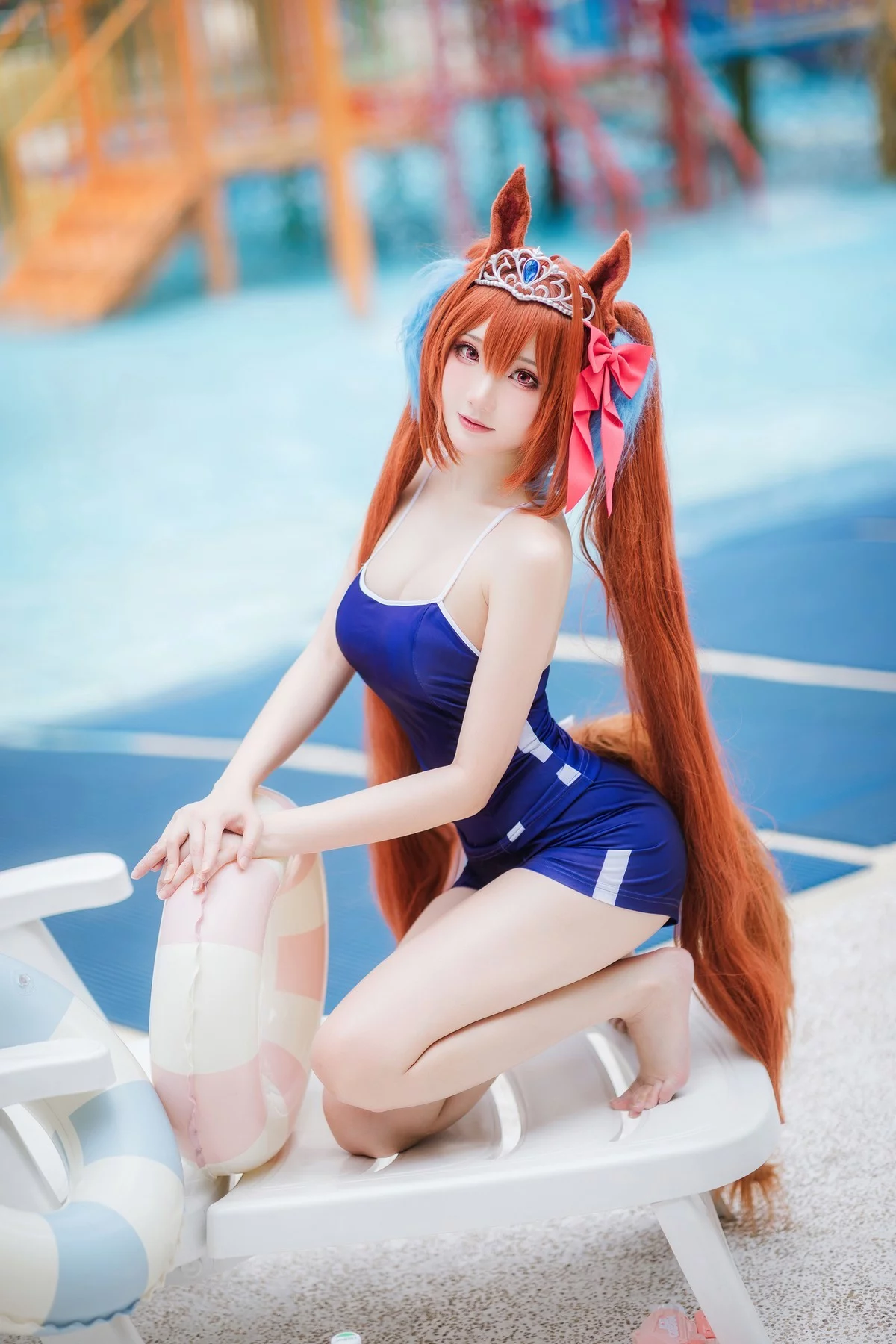 Coser美女瓜希酱赛马娘+大和赤骥主题泳池边蓝色连体泳衣秀完美身材诱惑写真30P