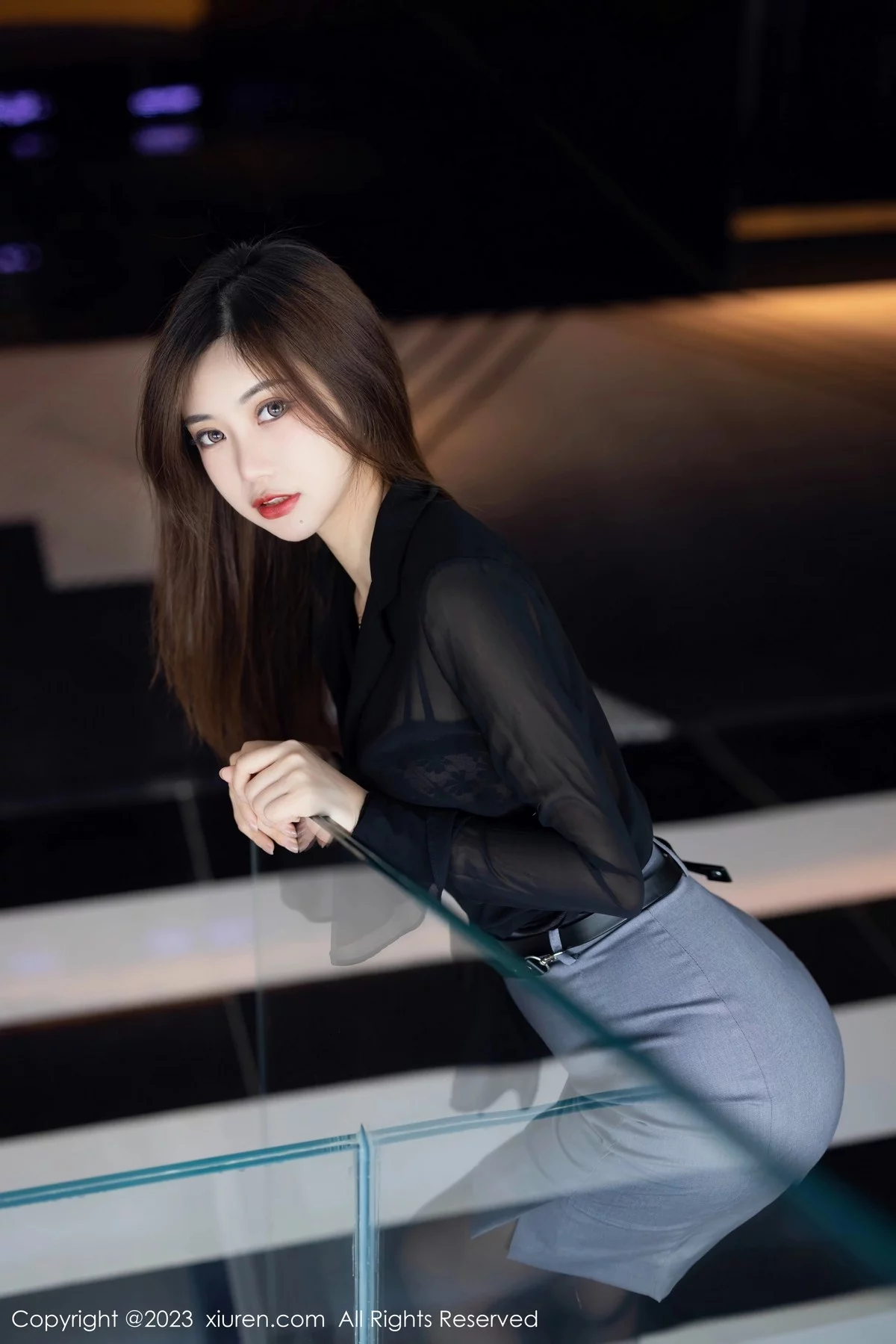 XiuRen第6770期_女神绮里嘉ula黑色上衣配灰色短裙露黑色蕾丝内衣完美诱惑写真93P