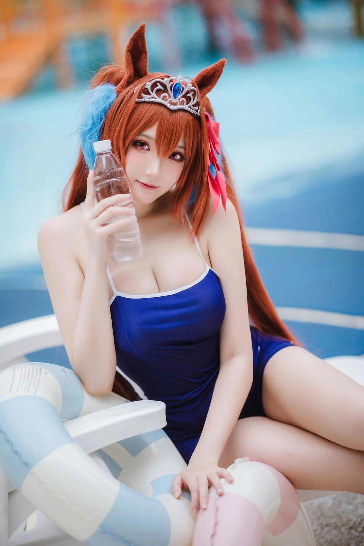 Coser美女瓜希酱赛马娘+大和赤骥主题泳池边蓝色连体泳衣秀完美身材诱惑写真30P