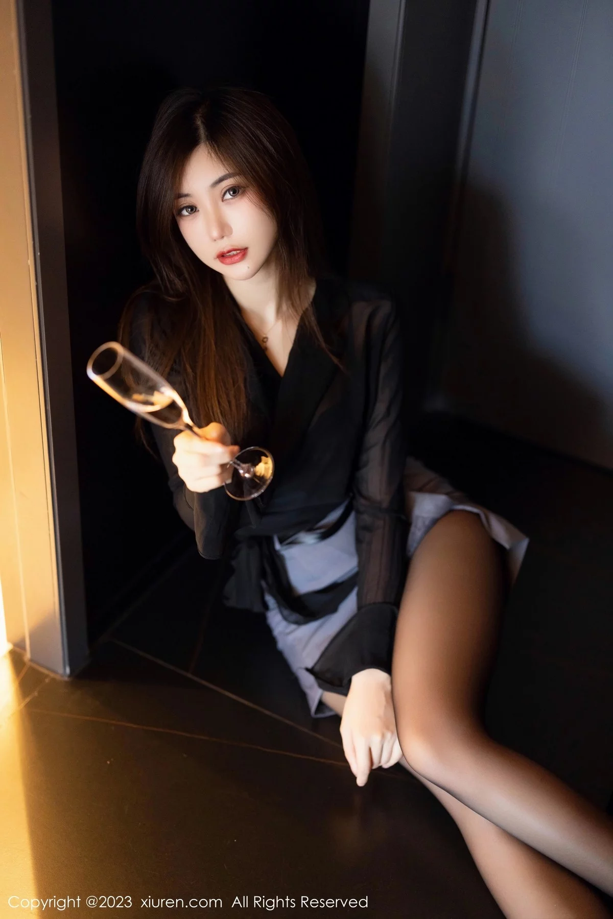 XiuRen第6770期_女神绮里嘉ula黑色上衣配灰色短裙露黑色蕾丝内衣完美诱惑写真93P