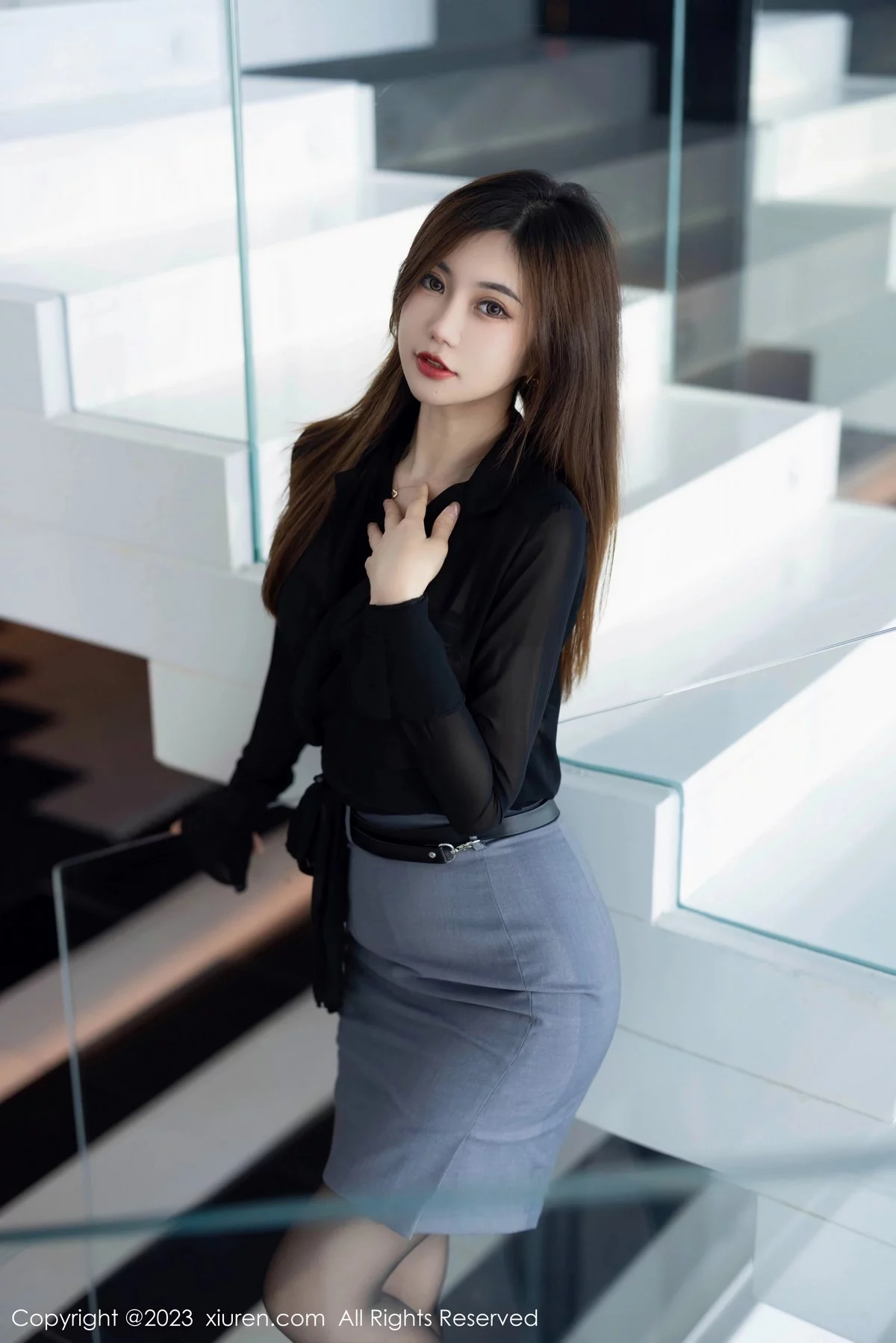 XiuRen第6770期_女神绮里嘉ula黑色上衣配灰色短裙露黑色蕾丝内衣完美诱惑写真93P