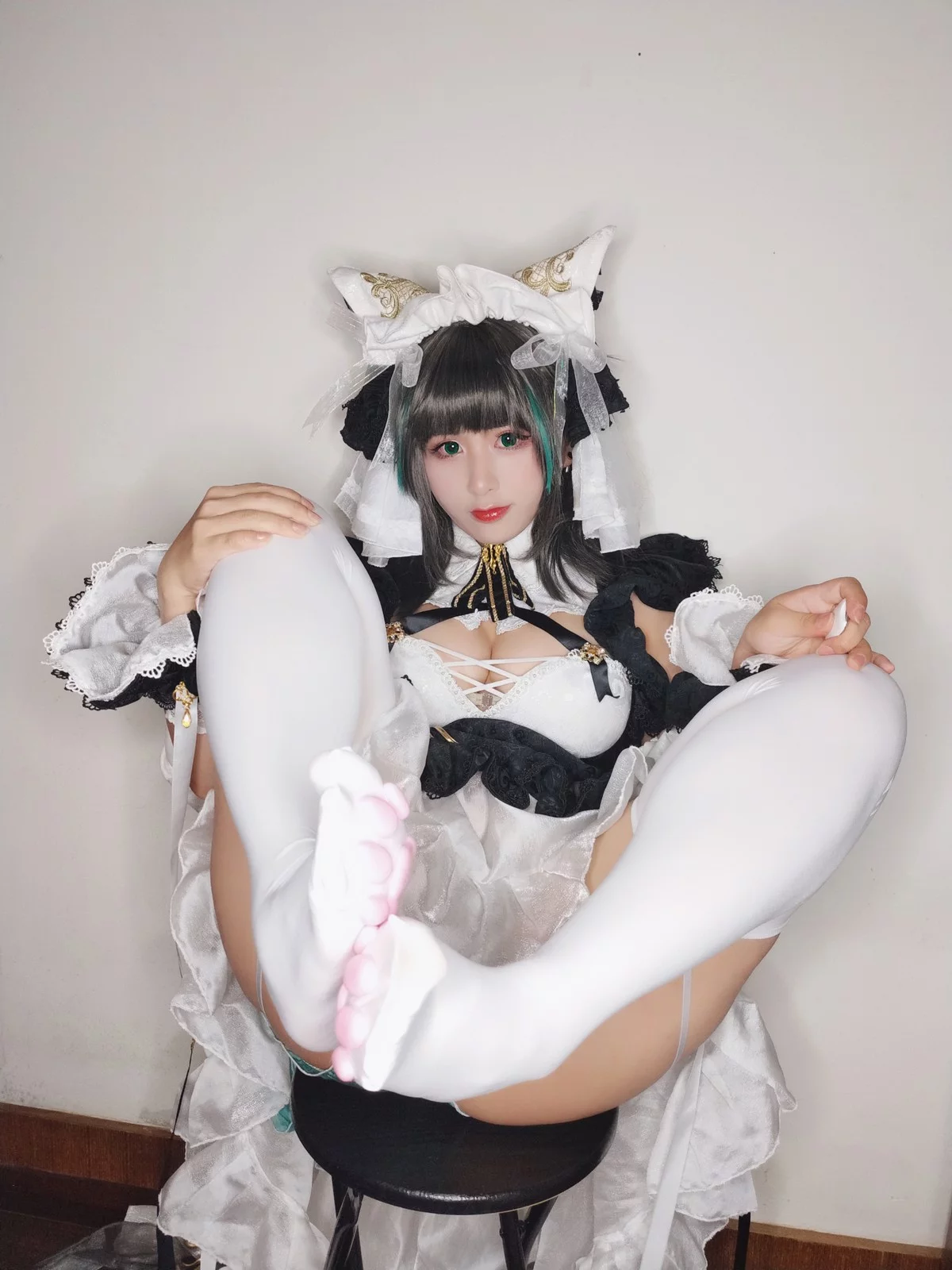 网络美女柘烟_Zuken柴郡主题私房性感黑白女仆装配白丝吊袜秀翘臀美腿诱惑写真45P