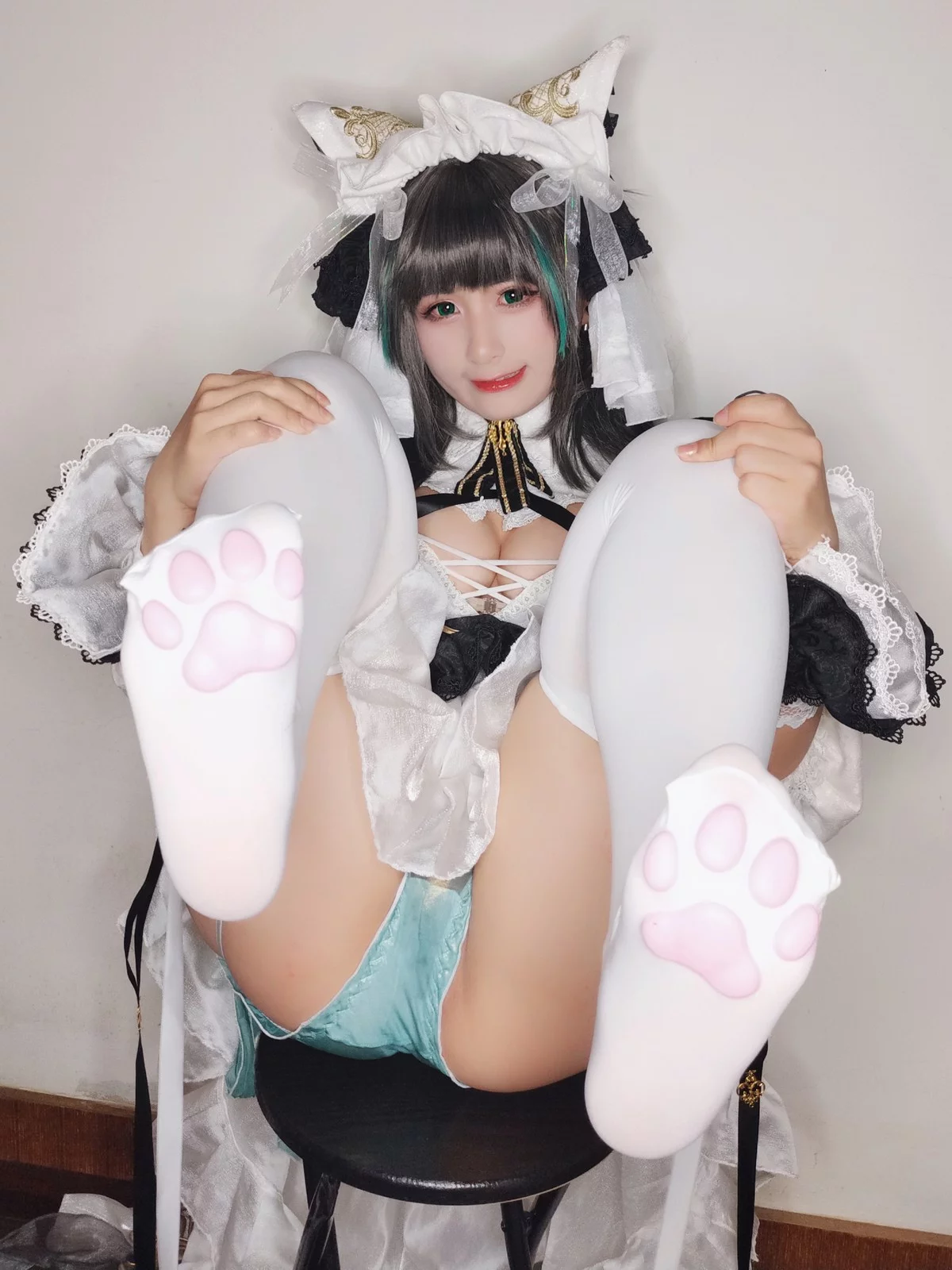 网络美女柘烟_Zuken柴郡主题私房性感黑白女仆装配白丝吊袜秀翘臀美腿诱惑写真45P