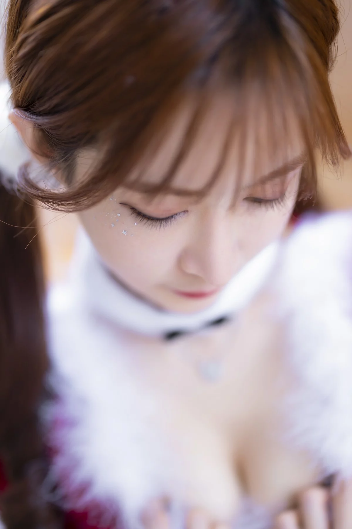 网络美女王羽衫圣诞主题性感圣诞女郎装扮红色短裙配超薄白丝袜秀翘臀诱惑写真48P