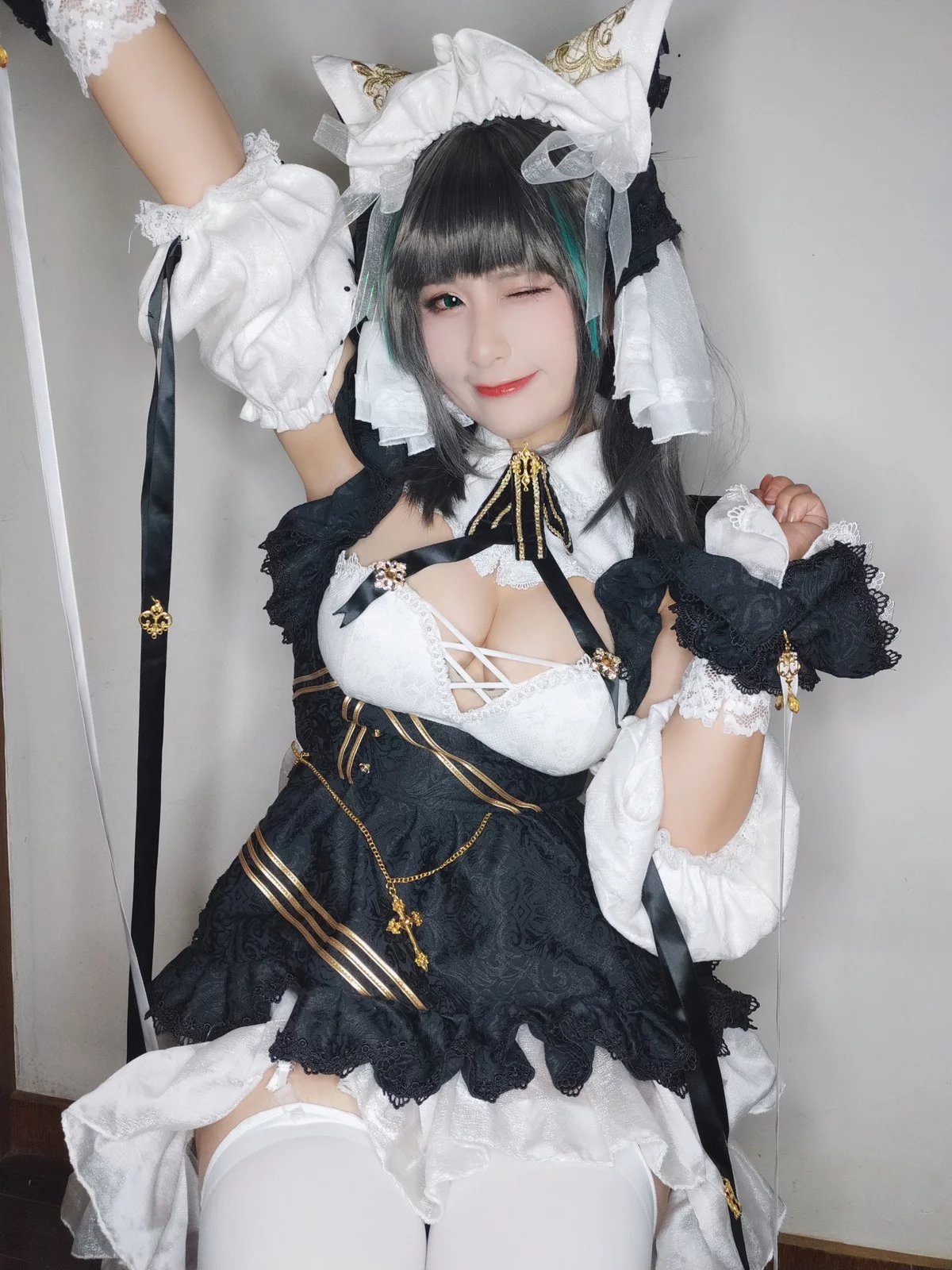 网络美女柘烟_Zuken柴郡主题私房性感黑白女仆装配白丝吊袜秀翘臀美腿诱惑写真45P