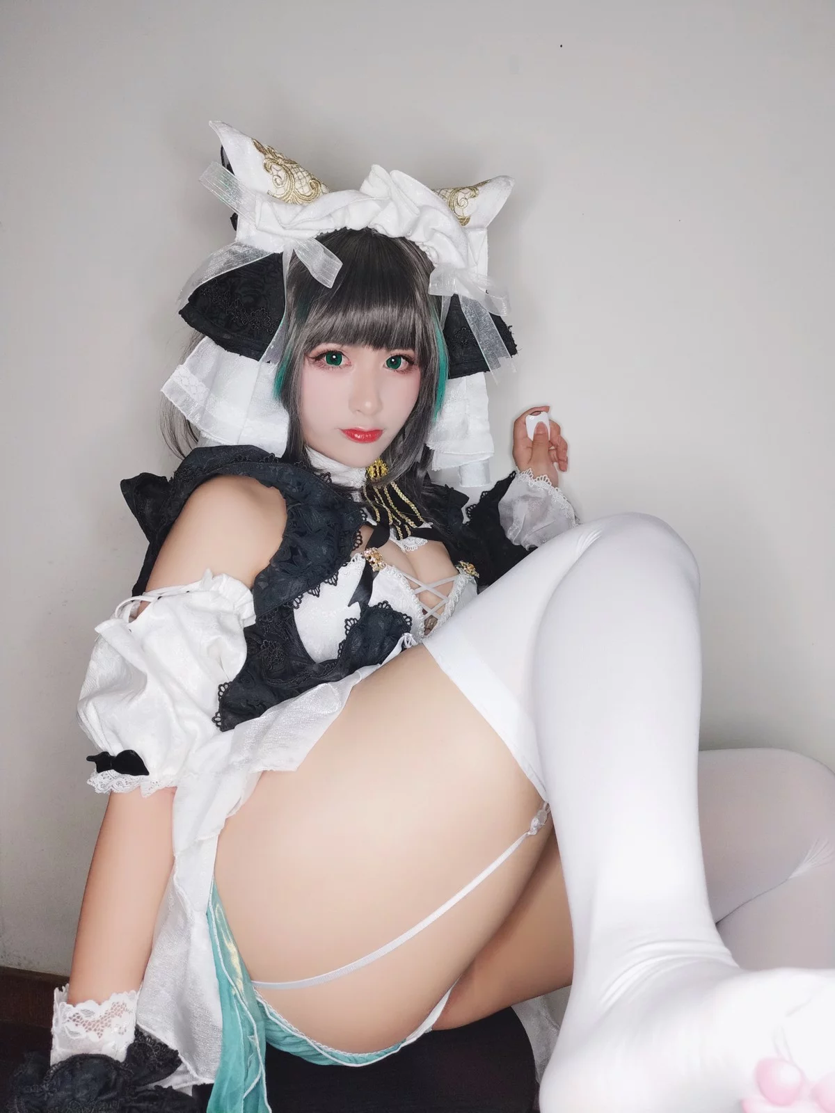 网络美女柘烟_Zuken柴郡主题私房性感黑白女仆装配白丝吊袜秀翘臀美腿诱惑写真45P