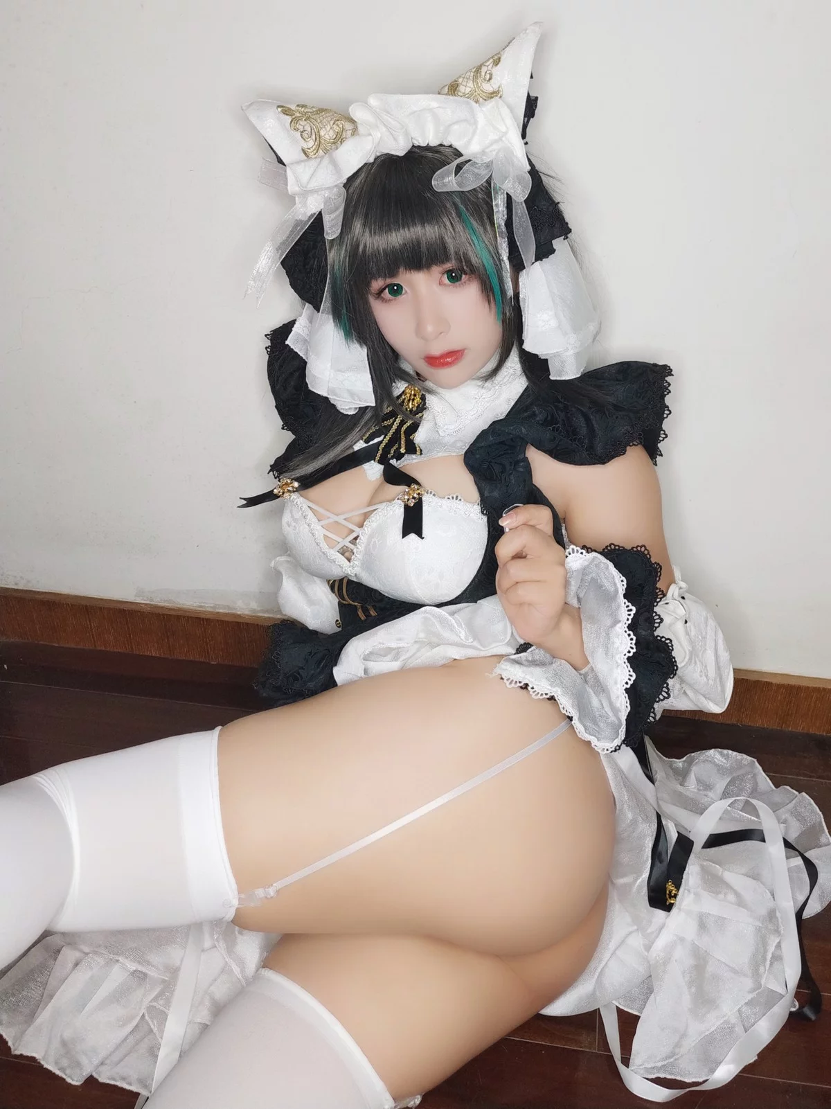 网络美女柘烟_Zuken柴郡主题私房性感黑白女仆装配白丝吊袜秀翘臀美腿诱惑写真45P
