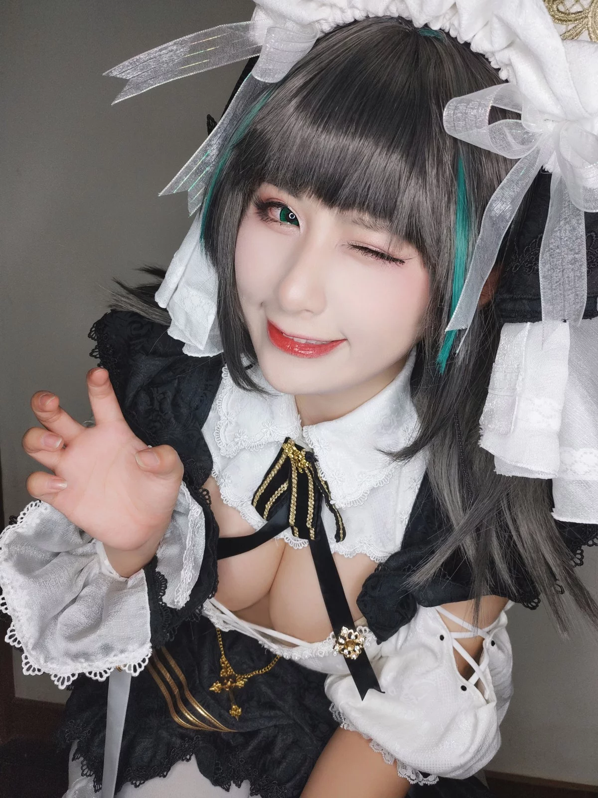 网络美女柘烟_Zuken柴郡主题私房性感黑白女仆装配白丝吊袜秀翘臀美腿诱惑写真45P