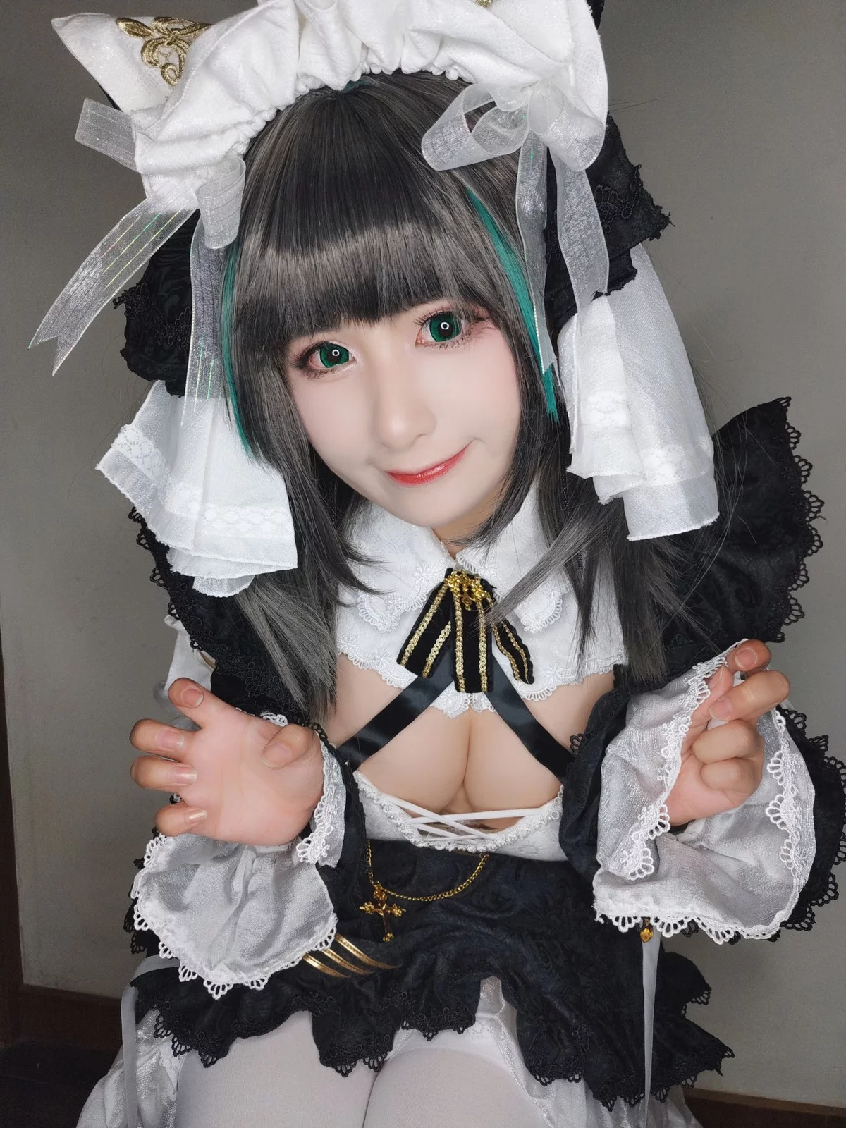 网络美女柘烟_Zuken柴郡主题私房性感黑白女仆装配白丝吊袜秀翘臀美腿诱惑写真45P