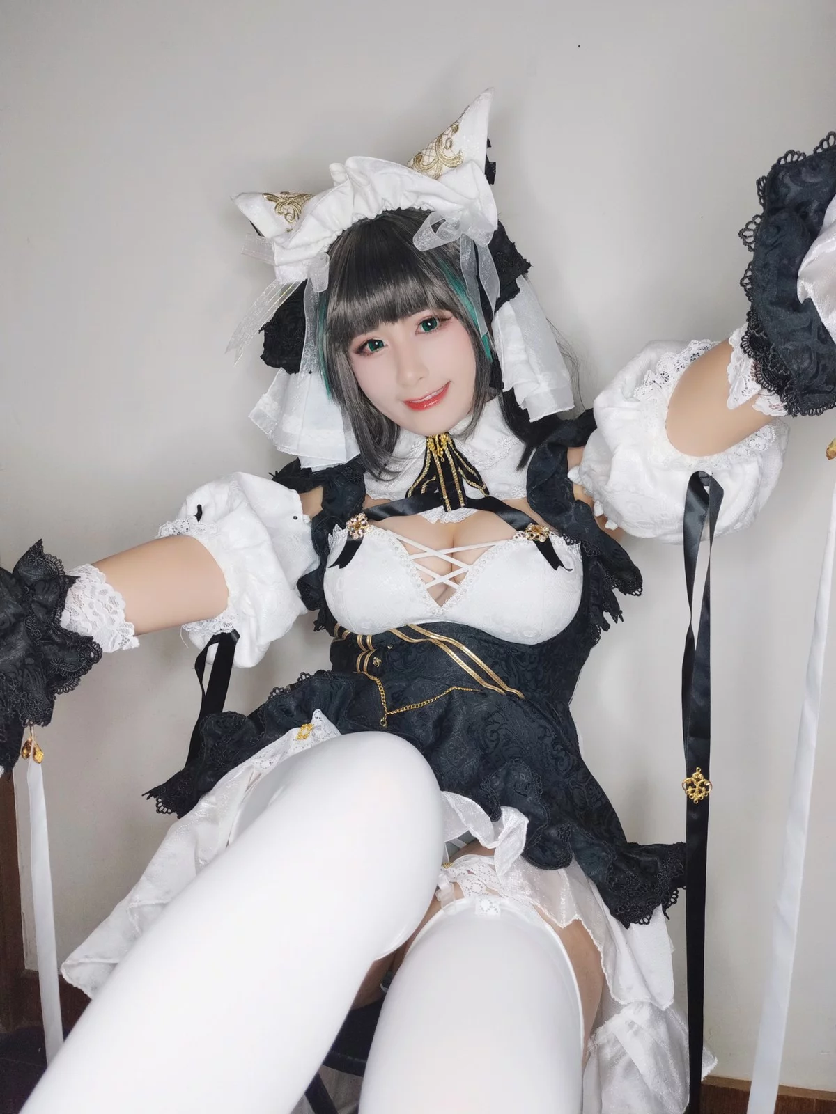 网络美女柘烟_Zuken柴郡主题私房性感黑白女仆装配白丝吊袜秀翘臀美腿诱惑写真45P