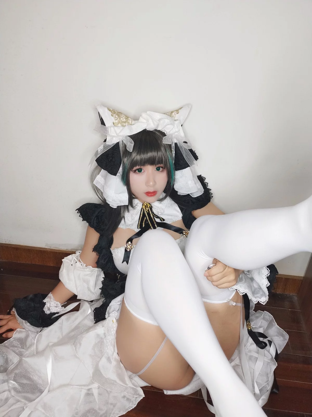 网络美女柘烟_Zuken柴郡主题私房性感黑白女仆装配白丝吊袜秀翘臀美腿诱惑写真45P