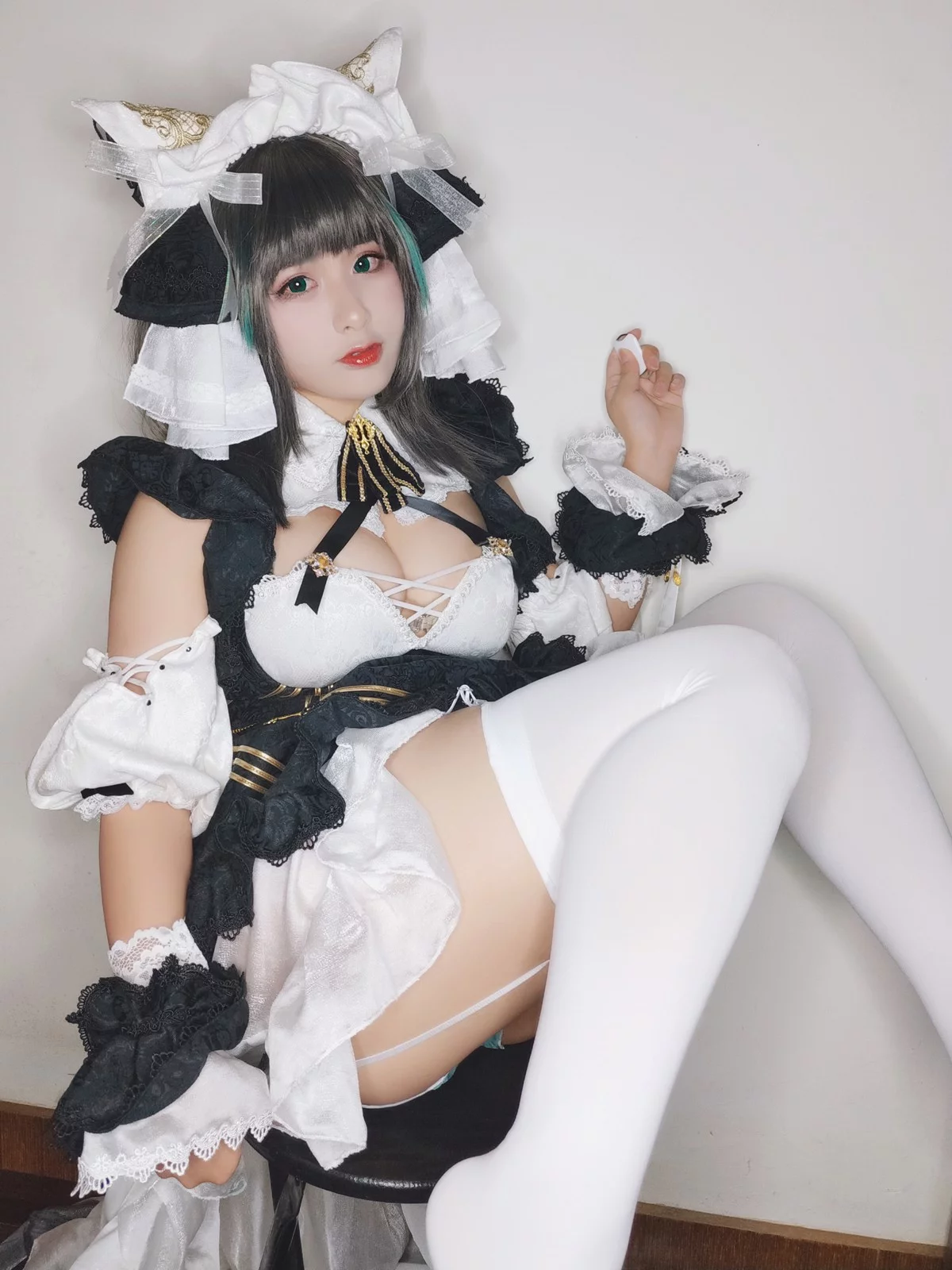 网络美女柘烟_Zuken柴郡主题私房性感黑白女仆装配白丝吊袜秀翘臀美腿诱惑写真45P