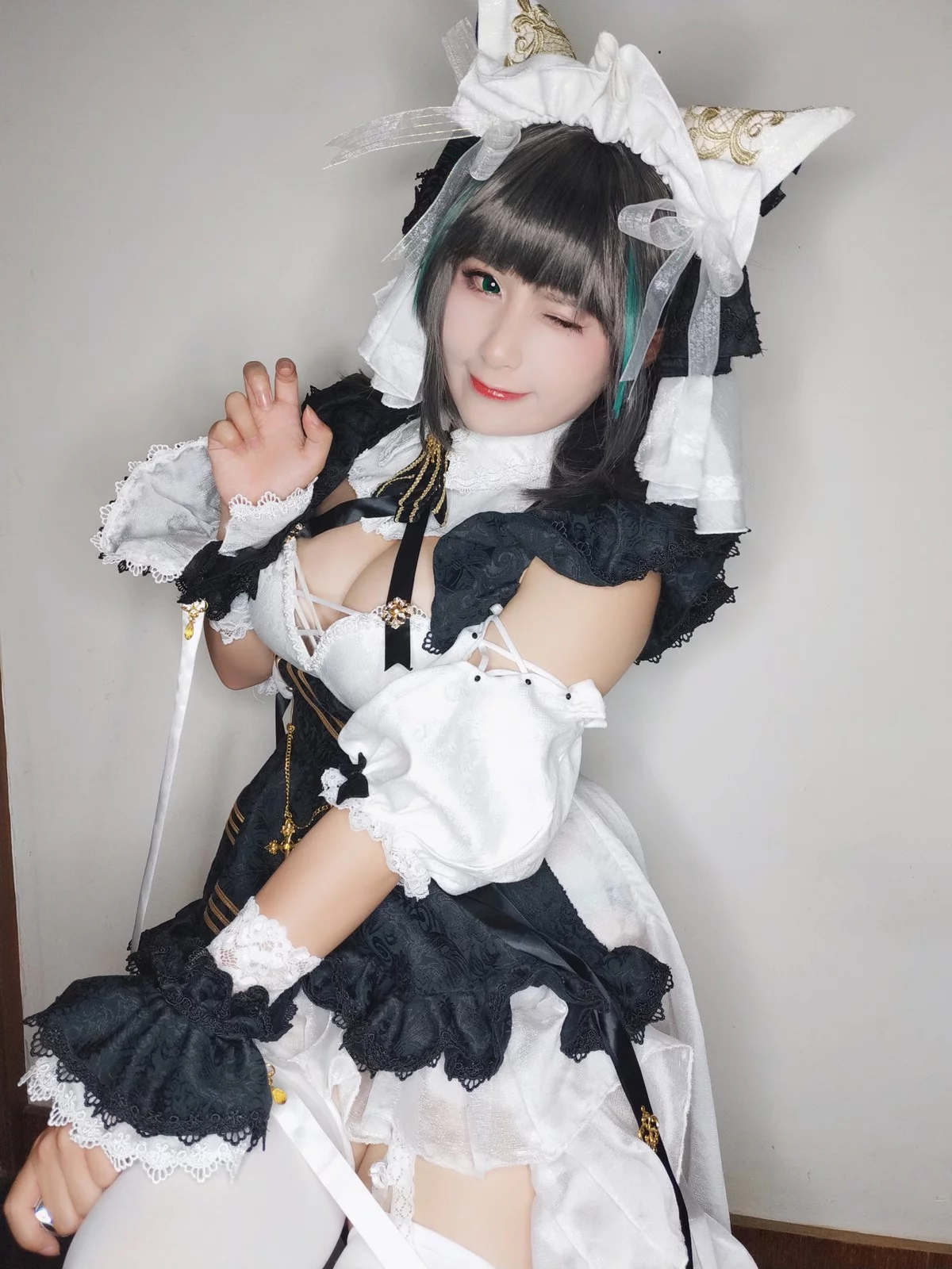 网络美女柘烟_Zuken柴郡主题私房性感黑白女仆装配白丝吊袜秀翘臀美腿诱惑写真45P