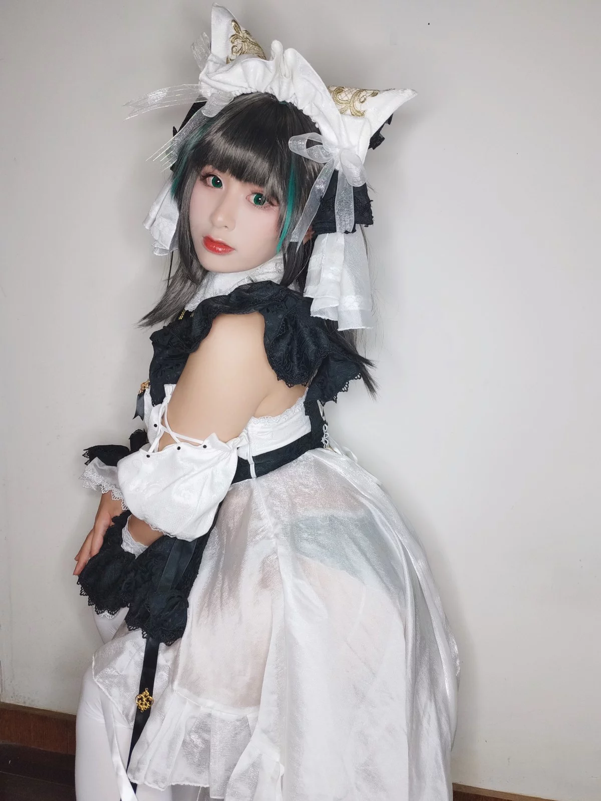 网络美女柘烟_Zuken柴郡主题私房性感黑白女仆装配白丝吊袜秀翘臀美腿诱惑写真45P