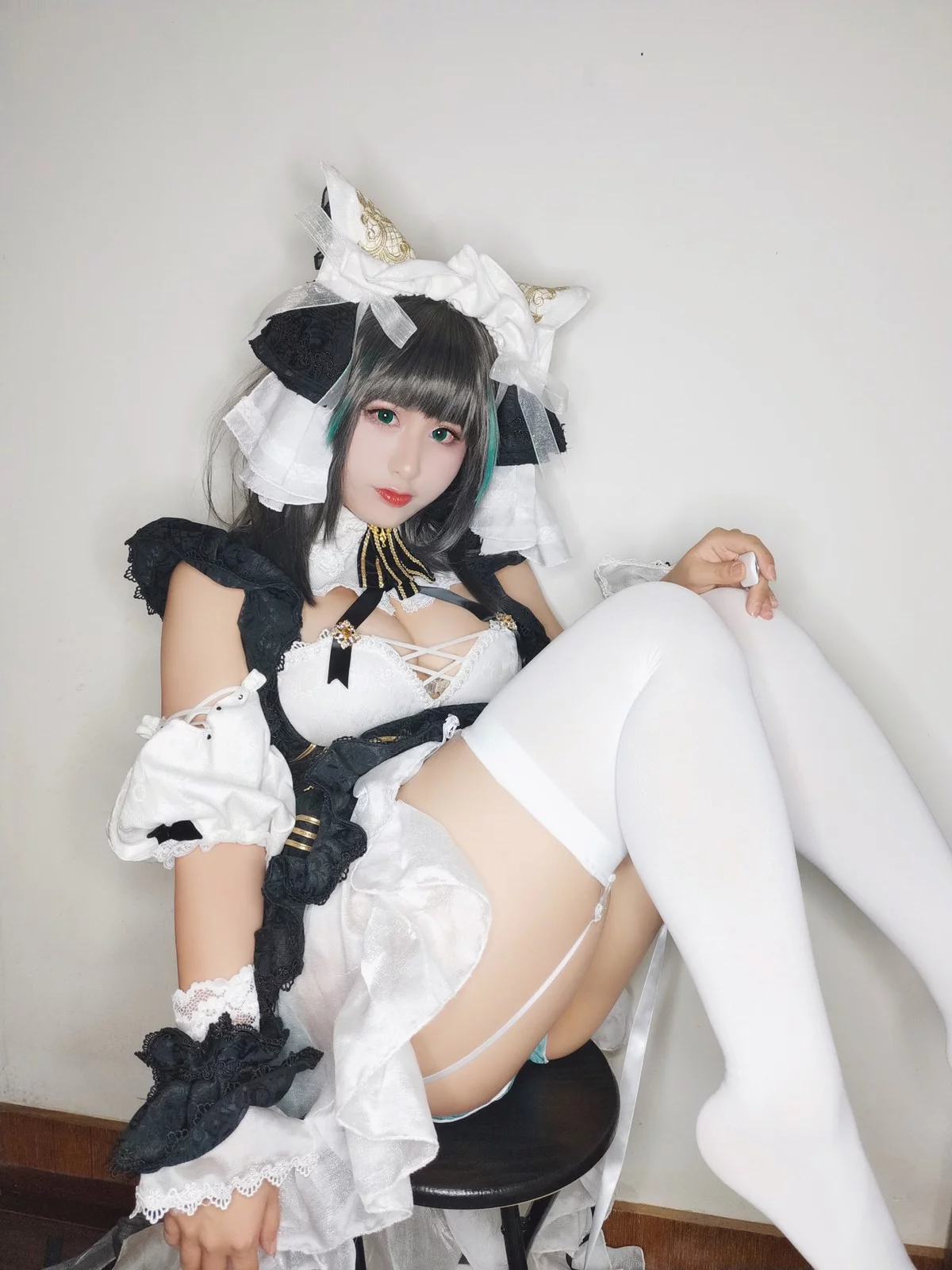 网络美女柘烟_Zuken柴郡主题私房性感黑白女仆装配白丝吊袜秀翘臀美腿诱惑写真45P
