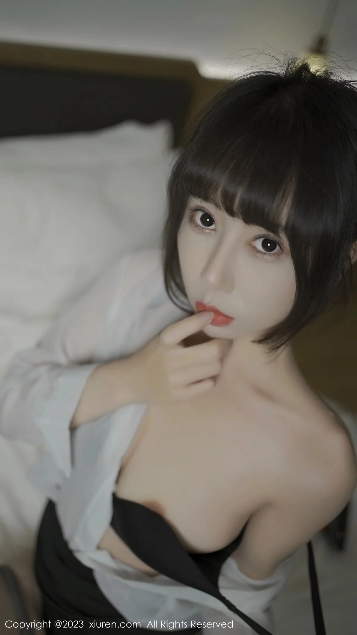 XiuRen第6776期_模特夏馨瑶性感白T配黑色短裙露黑色内衣秀曼妙身姿诱惑写真73P