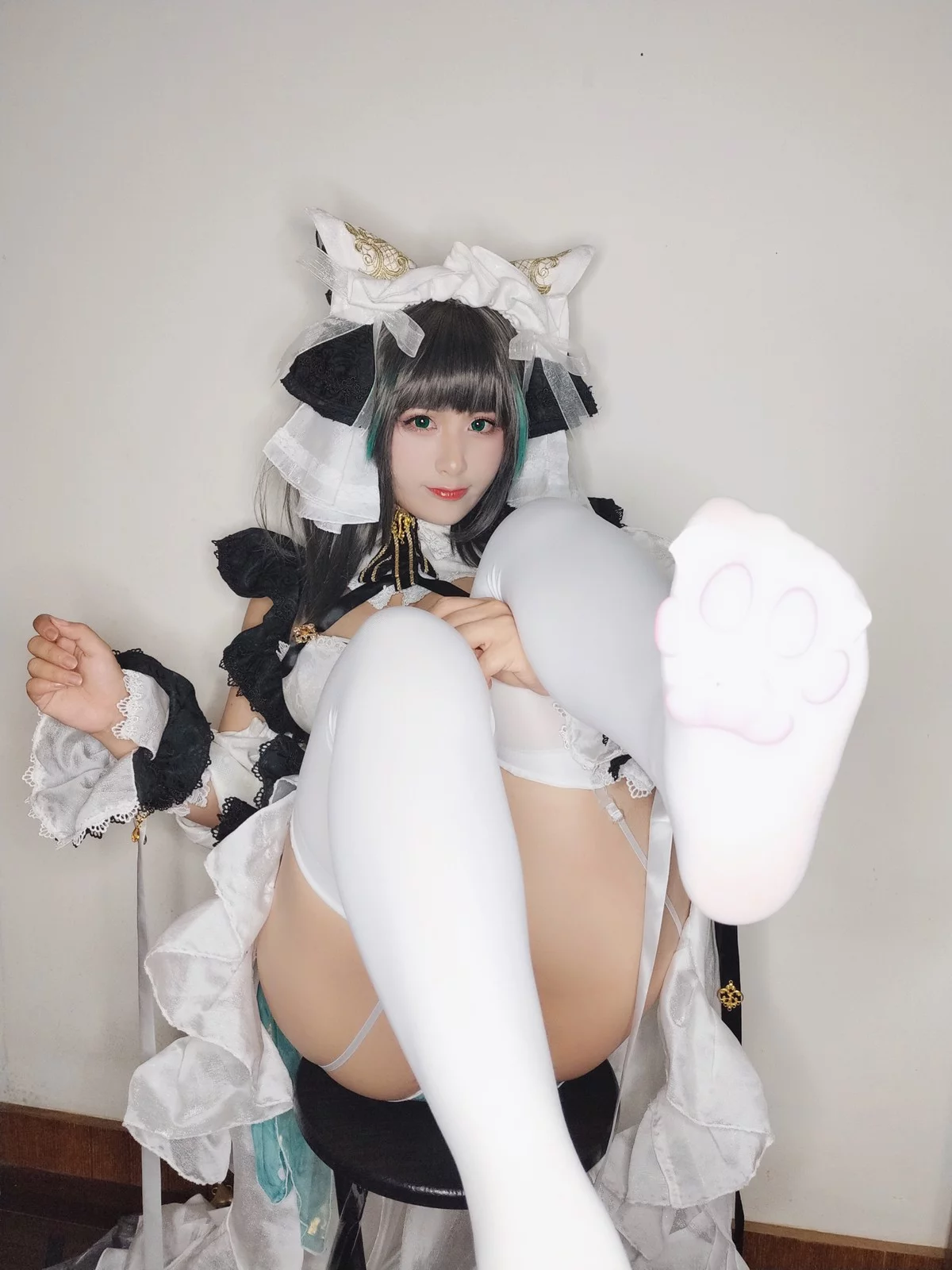 网络美女柘烟_Zuken柴郡主题私房性感黑白女仆装配白丝吊袜秀翘臀美腿诱惑写真45P