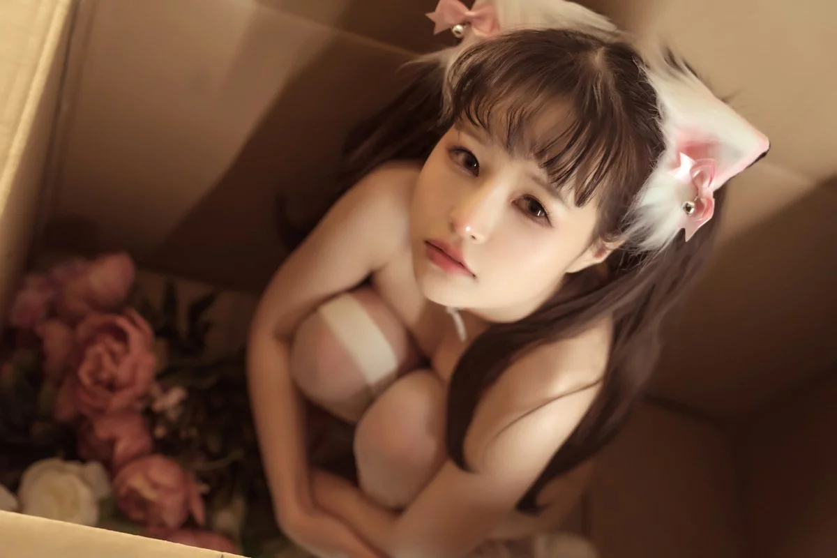 网络美少女晕崽Zz箱娘主题私房性感白色毛衣半撩露傲人豪乳遮点极致诱惑写真52P