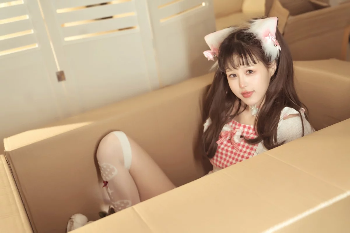 网络美少女晕崽Zz箱娘主题私房性感白色毛衣半撩露傲人豪乳遮点极致诱惑写真52P