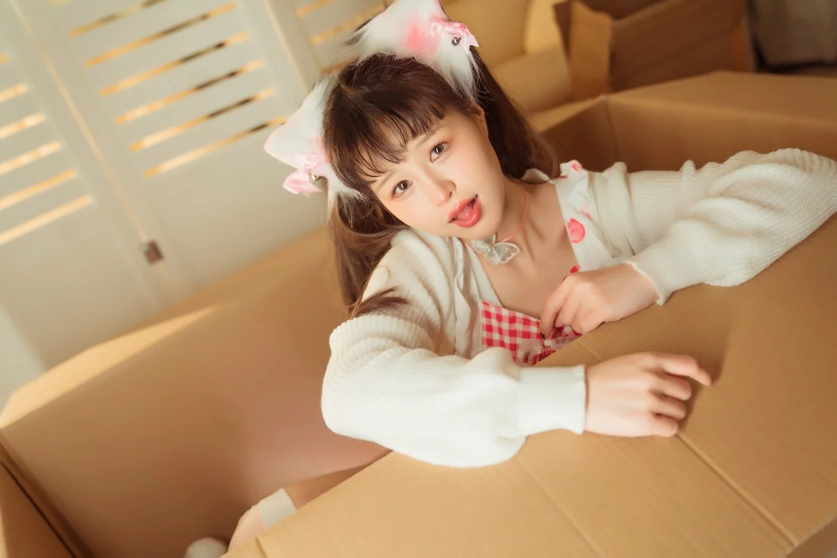 网络美少女晕崽Zz箱娘主题私房性感白色毛衣半撩露傲人豪乳遮点极致诱惑写真52P