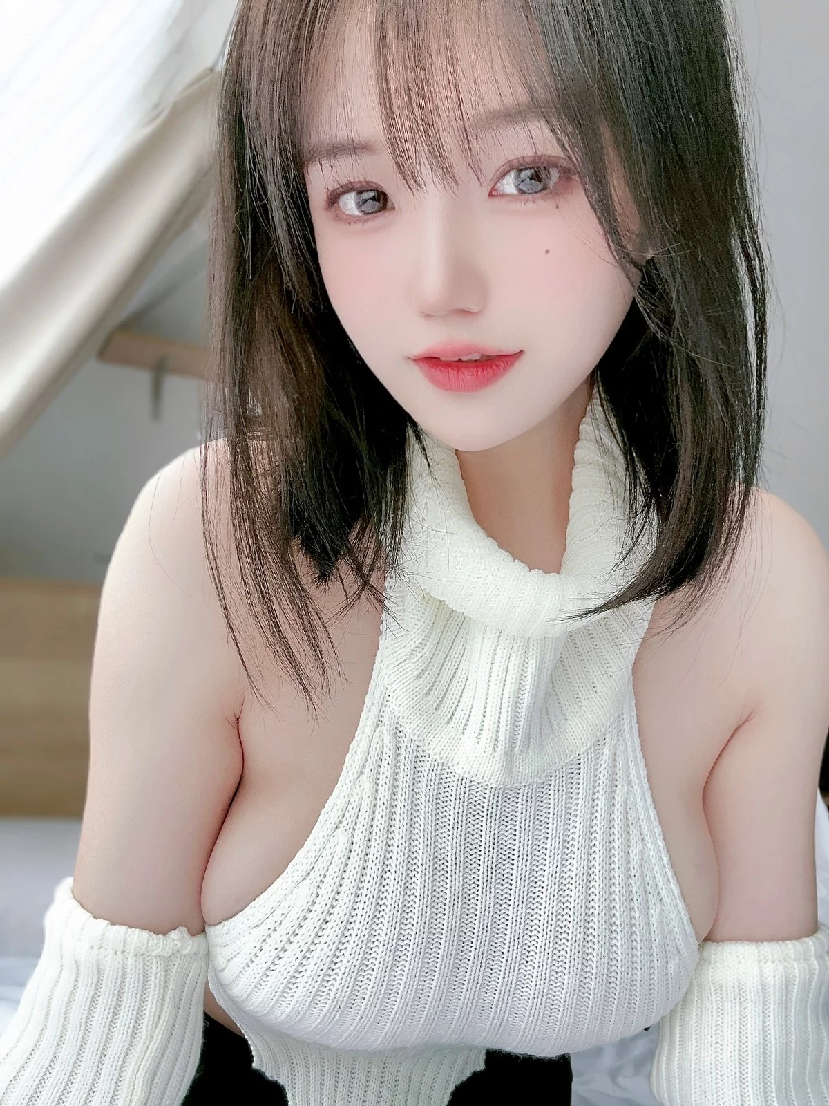 动漫博主小仓千代w会员合集主题性感比基尼+白色露背毛衣秀完美身材诱惑写真76P