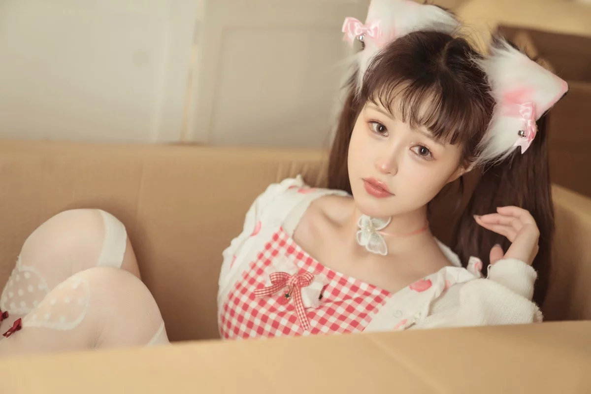 网络美少女晕崽Zz箱娘主题私房性感白色毛衣半撩露傲人豪乳遮点极致诱惑写真52P