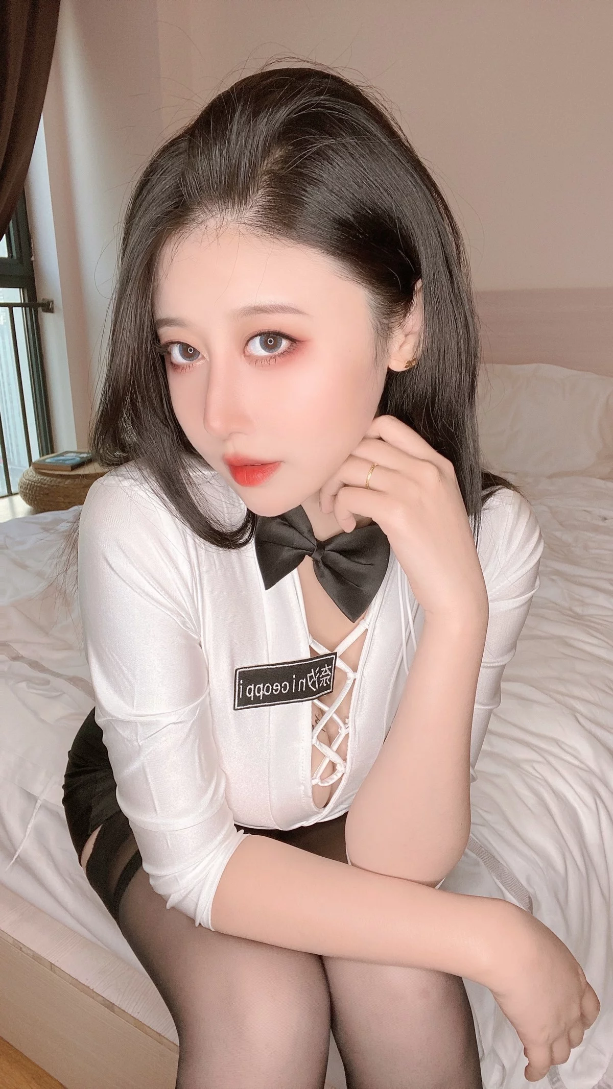 萌妹奈汐酱nice密主题私房性感白色半截上衣配黑短裙露黑丝吊袜秀翘臀诱惑写真31P