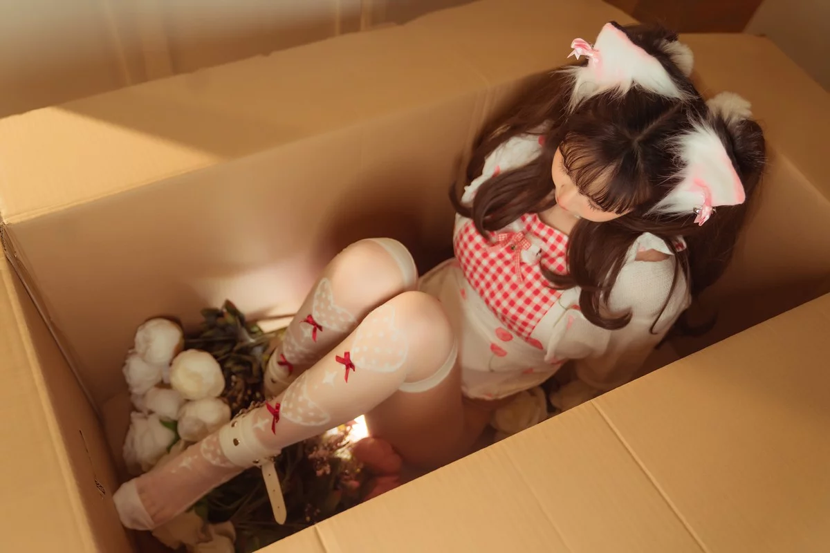 网络美少女晕崽Zz箱娘主题私房性感白色毛衣半撩露傲人豪乳遮点极致诱惑写真52P