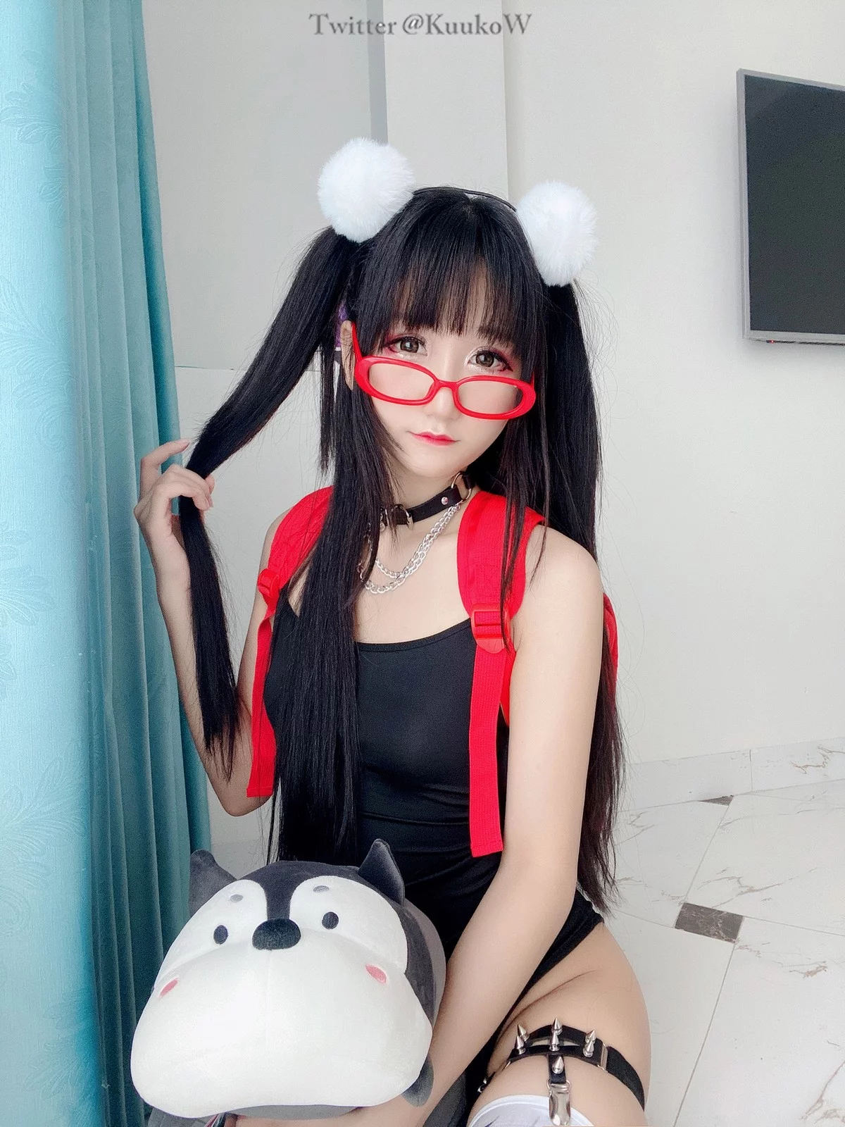 越南妹子KuukoW-Megane主题私房性感黑色高叉连体衣配卡通丝袜迷人诱惑写真52P