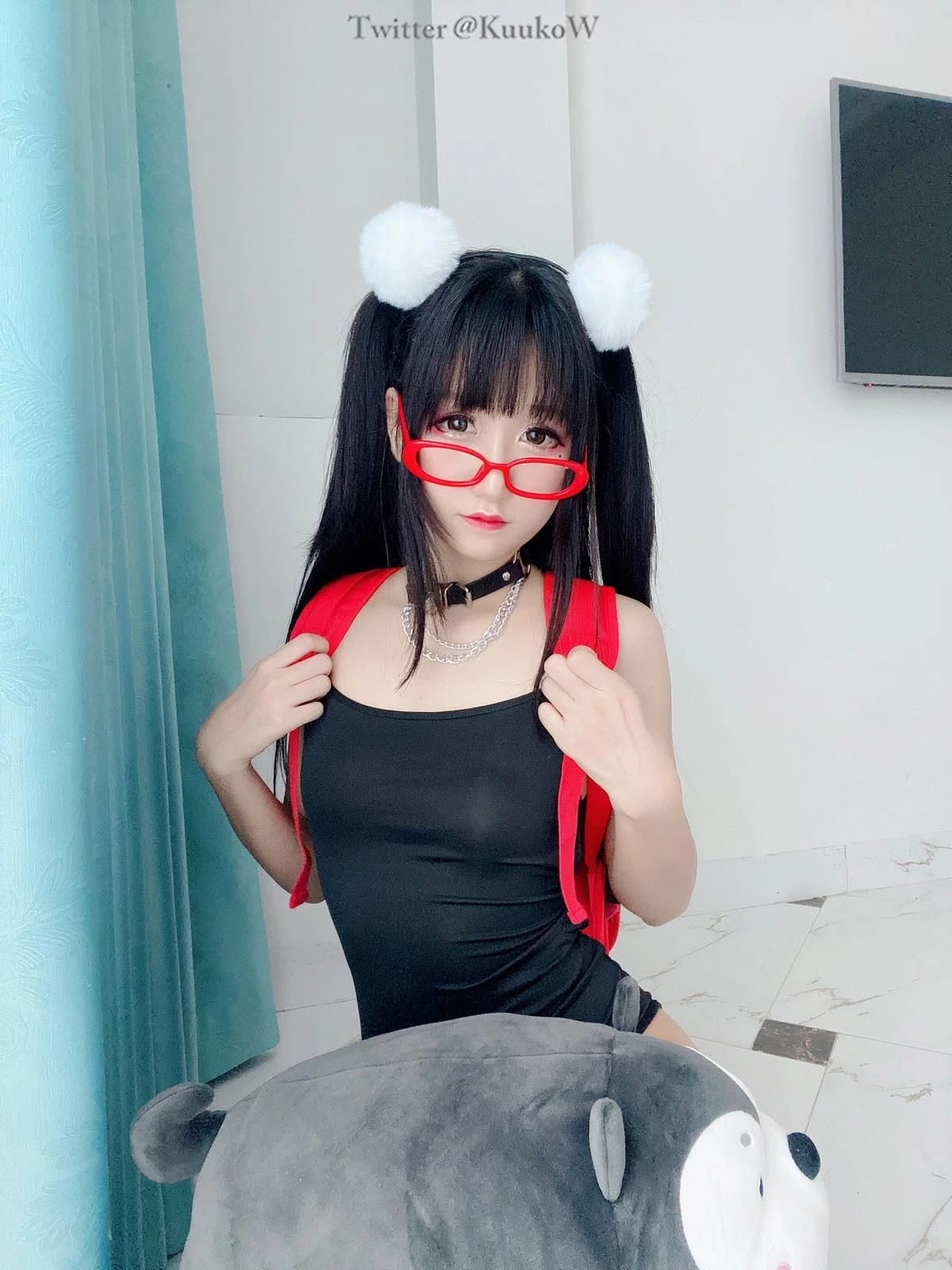 越南妹子KuukoW-Megane主题私房性感黑色高叉连体衣配卡通丝袜迷人诱惑写真52P
