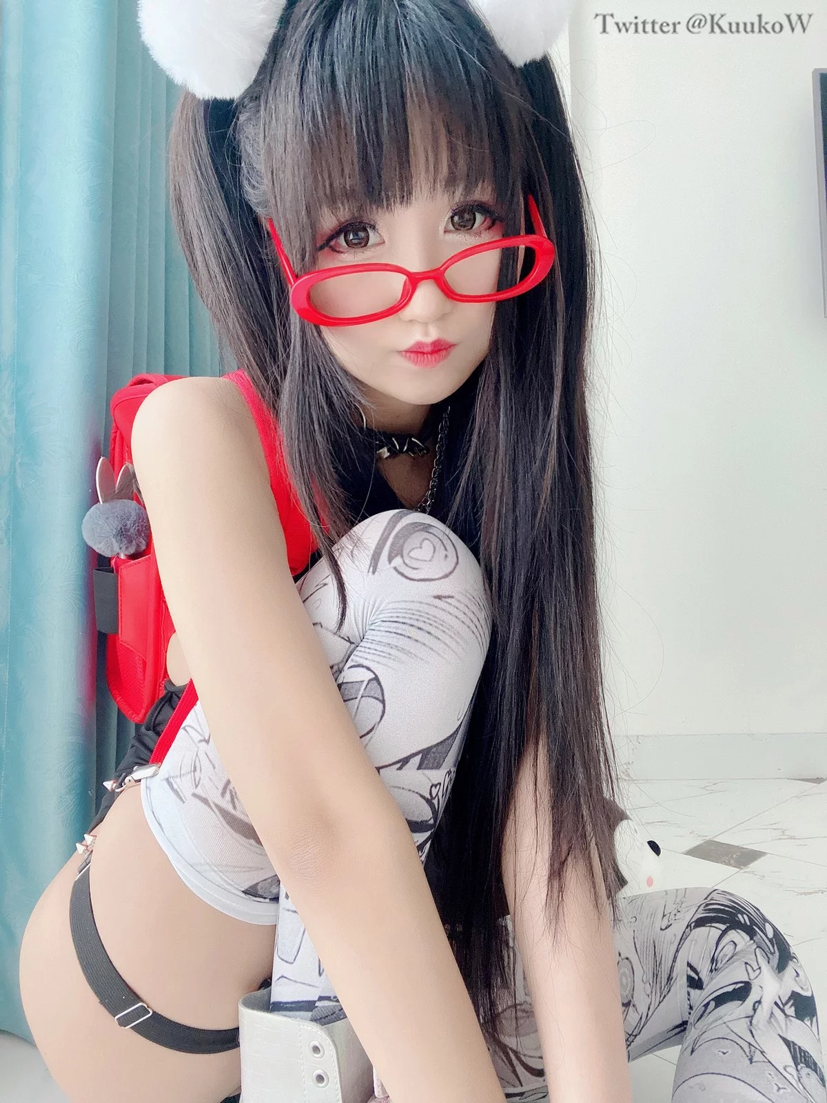 越南妹子KuukoW-Megane主题私房性感黑色高叉连体衣配卡通丝袜迷人诱惑写真52P
