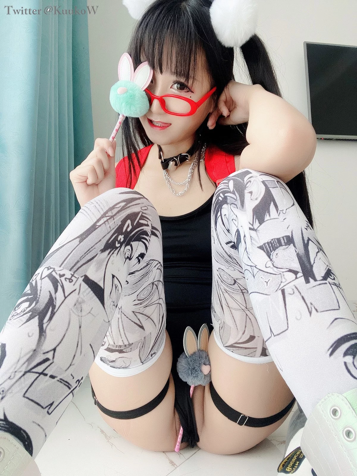 越南妹子KuukoW-Megane主题私房性感黑色高叉连体衣配卡通丝袜迷人诱惑写真52P