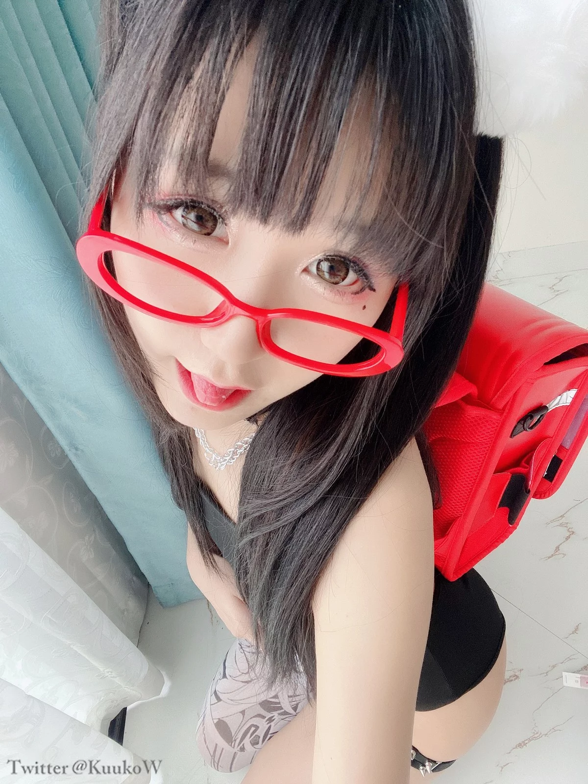 越南妹子KuukoW-Megane主题私房性感黑色高叉连体衣配卡通丝袜迷人诱惑写真52P