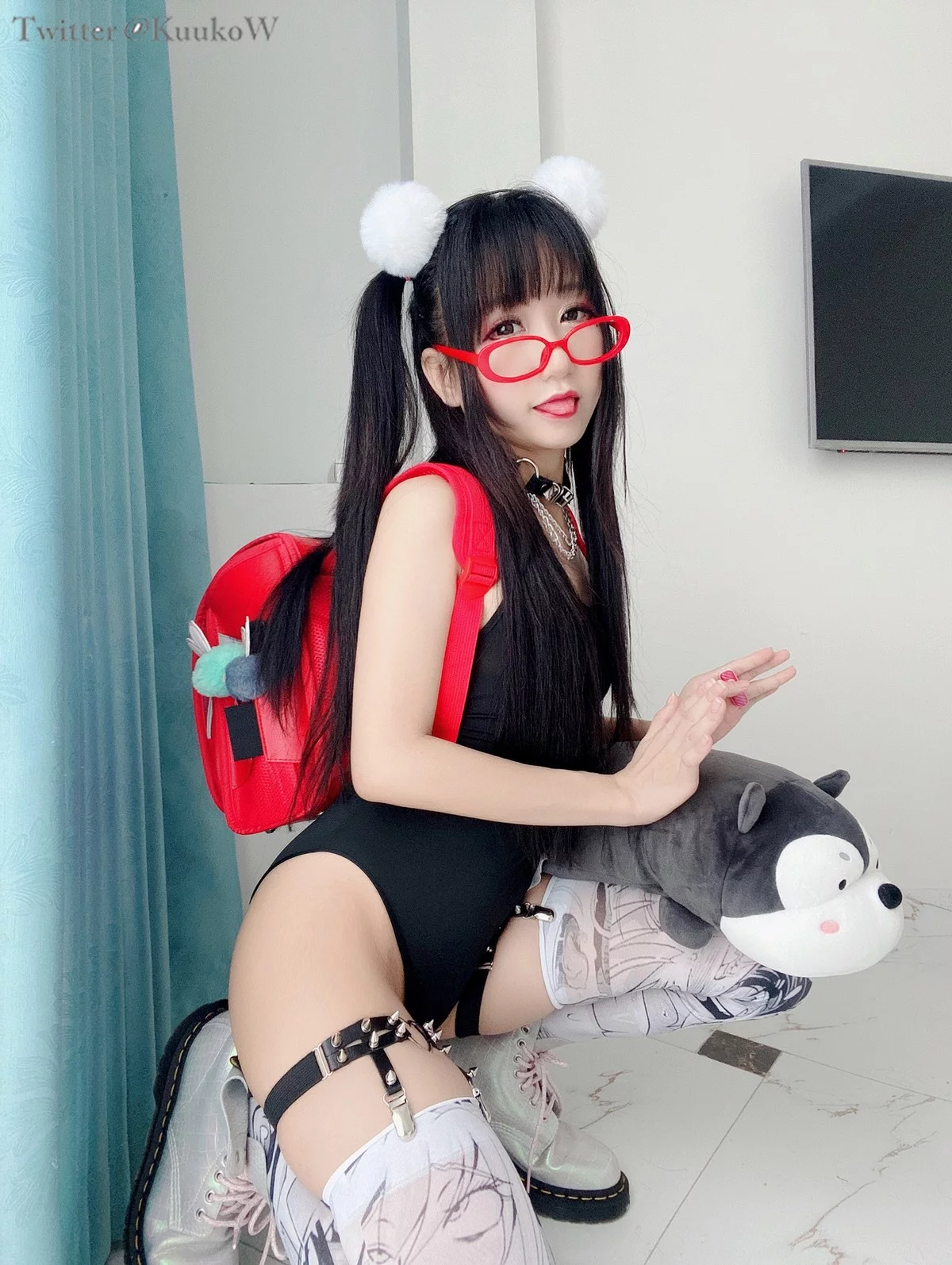 越南妹子KuukoW-Megane主题私房性感黑色高叉连体衣配卡通丝袜迷人诱惑写真52P
