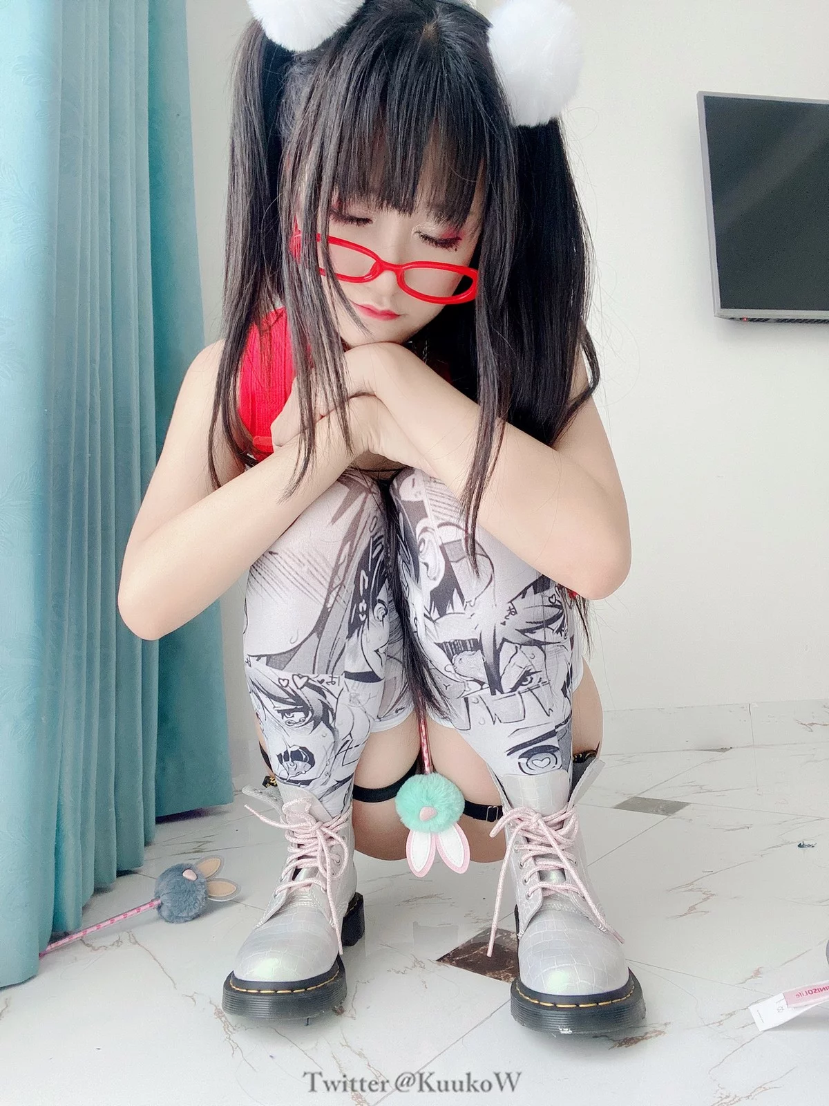 越南妹子KuukoW-Megane主题私房性感黑色高叉连体衣配卡通丝袜迷人诱惑写真52P