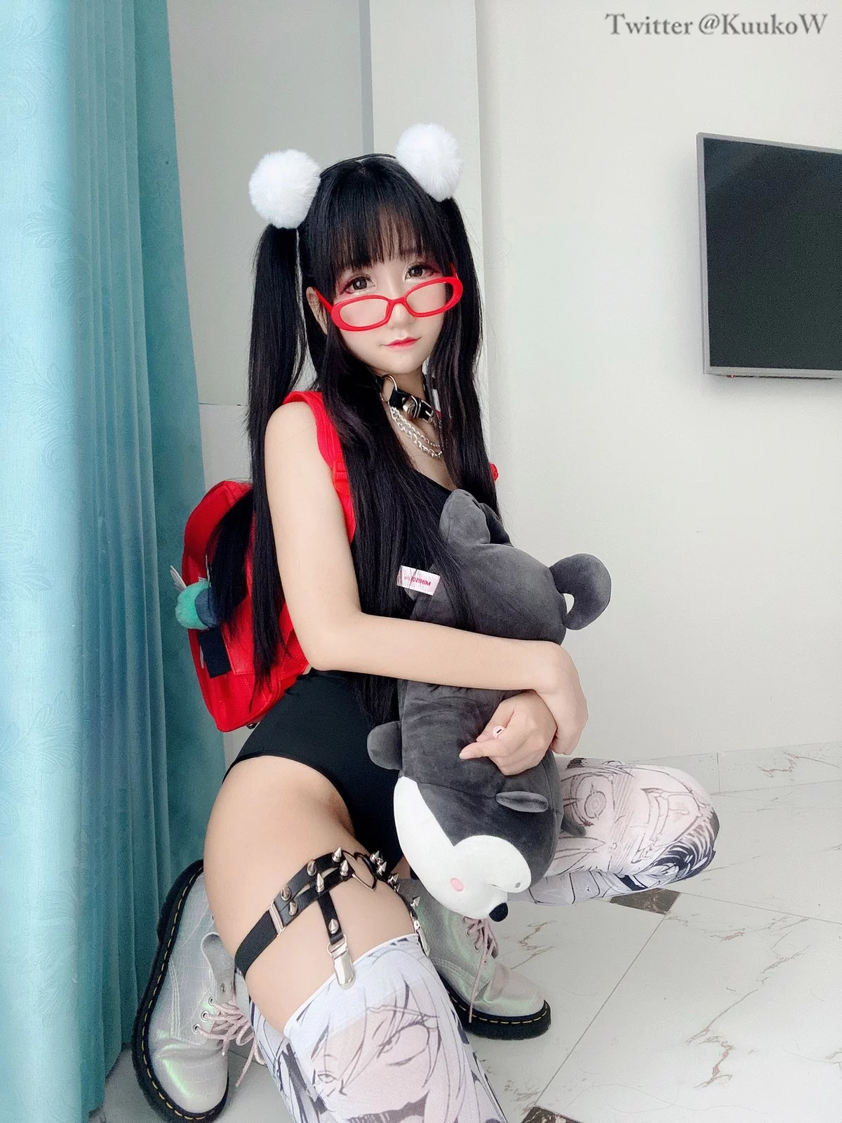越南妹子KuukoW-Megane主题私房性感黑色高叉连体衣配卡通丝袜迷人诱惑写真52P