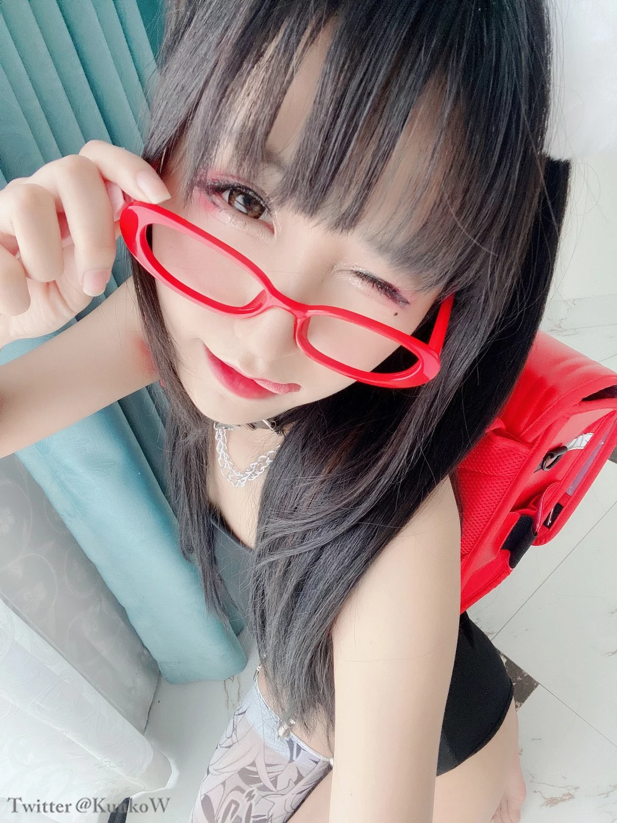 越南妹子KuukoW-Megane主题私房性感黑色高叉连体衣配卡通丝袜迷人诱惑写真52P