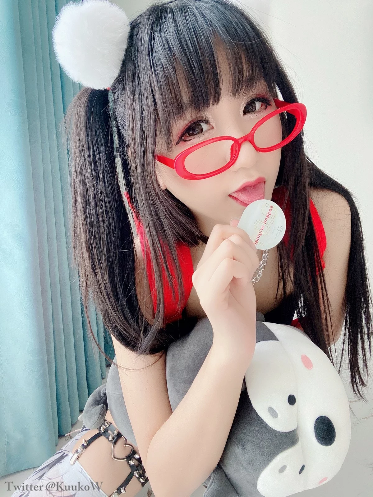 越南妹子KuukoW-Megane主题私房性感黑色高叉连体衣配卡通丝袜迷人诱惑写真52P