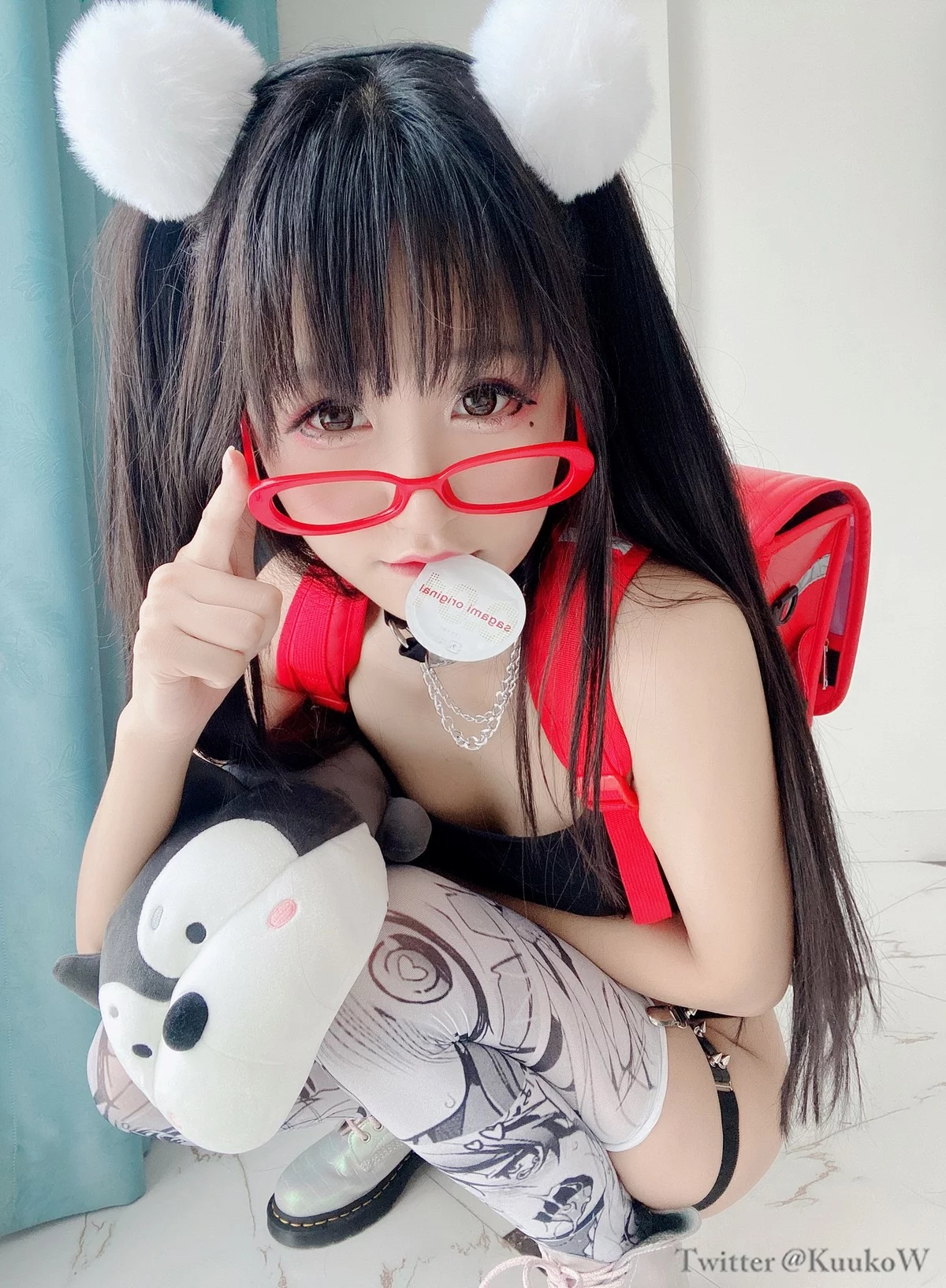 越南妹子KuukoW-Megane主题私房性感黑色高叉连体衣配卡通丝袜迷人诱惑写真52P