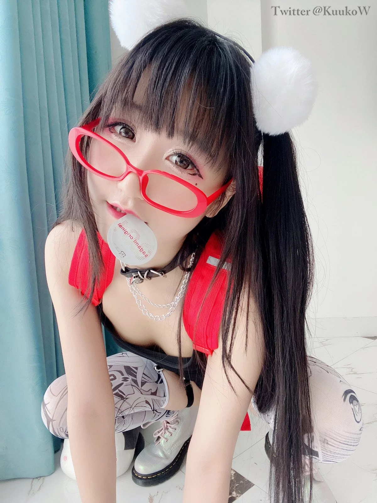 越南妹子KuukoW-Megane主题私房性感黑色高叉连体衣配卡通丝袜迷人诱惑写真52P