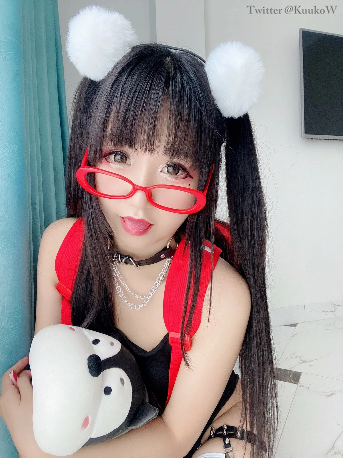 越南妹子KuukoW-Megane主题私房性感黑色高叉连体衣配卡通丝袜迷人诱惑写真52P