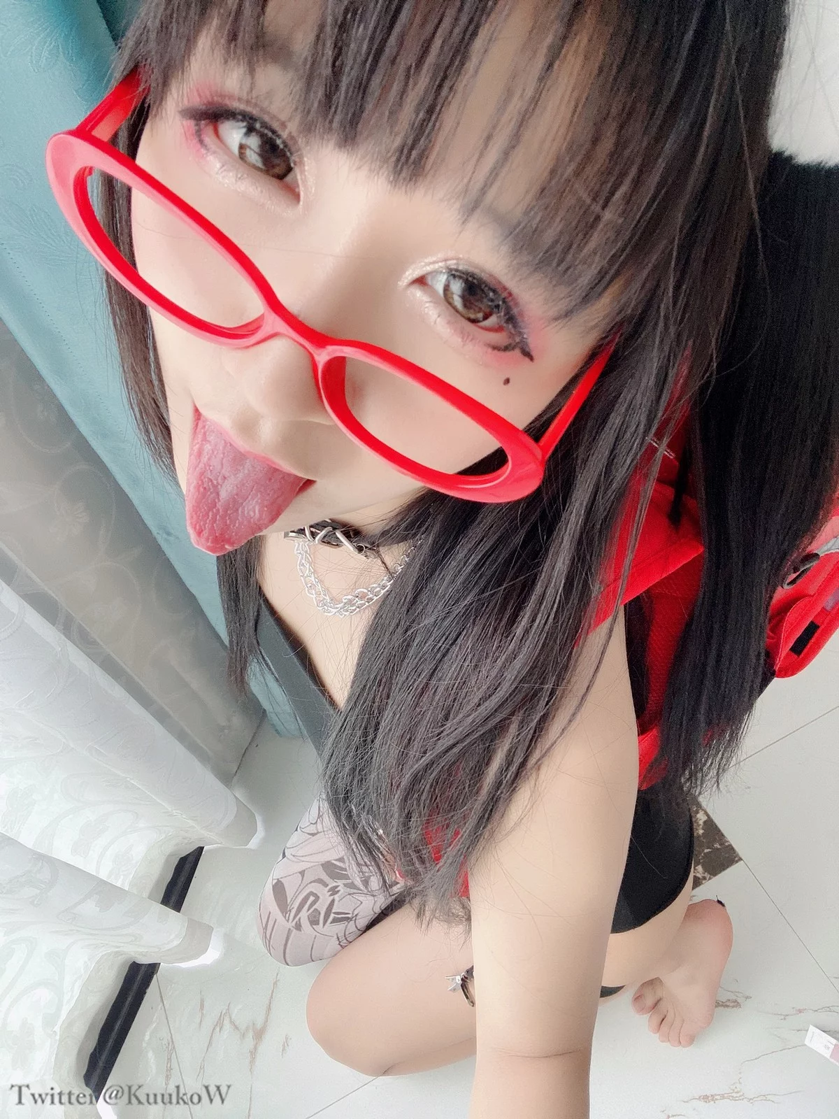越南妹子KuukoW-Megane主题私房性感黑色高叉连体衣配卡通丝袜迷人诱惑写真52P