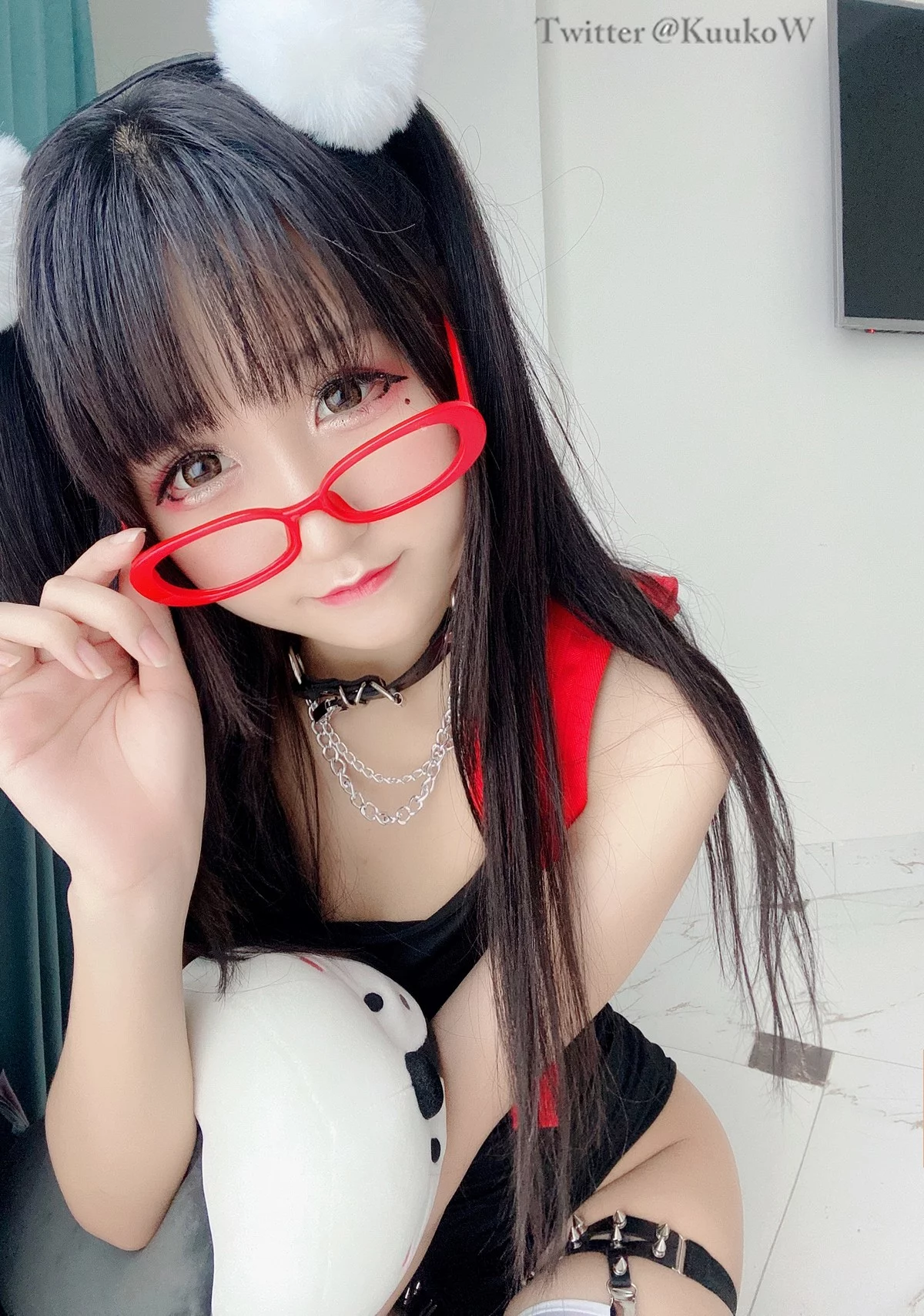 越南妹子KuukoW-Megane主题私房性感黑色高叉连体衣配卡通丝袜迷人诱惑写真52P