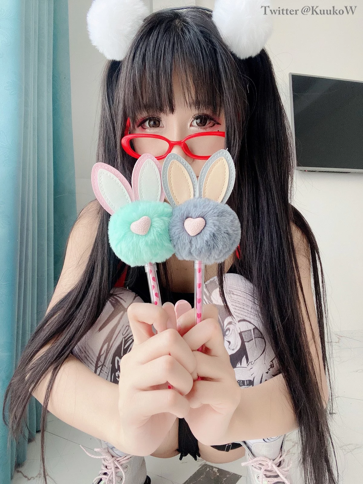 越南妹子KuukoW-Megane主题私房性感黑色高叉连体衣配卡通丝袜迷人诱惑写真52P
