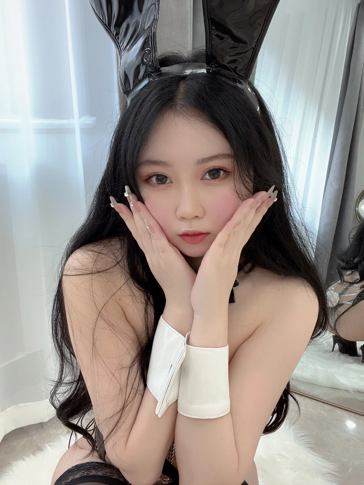 蜜桃少女是依酱呀Bunny girl主题性感透明连体胶衣配黑丝袜秀丰满身材诱惑写真34P