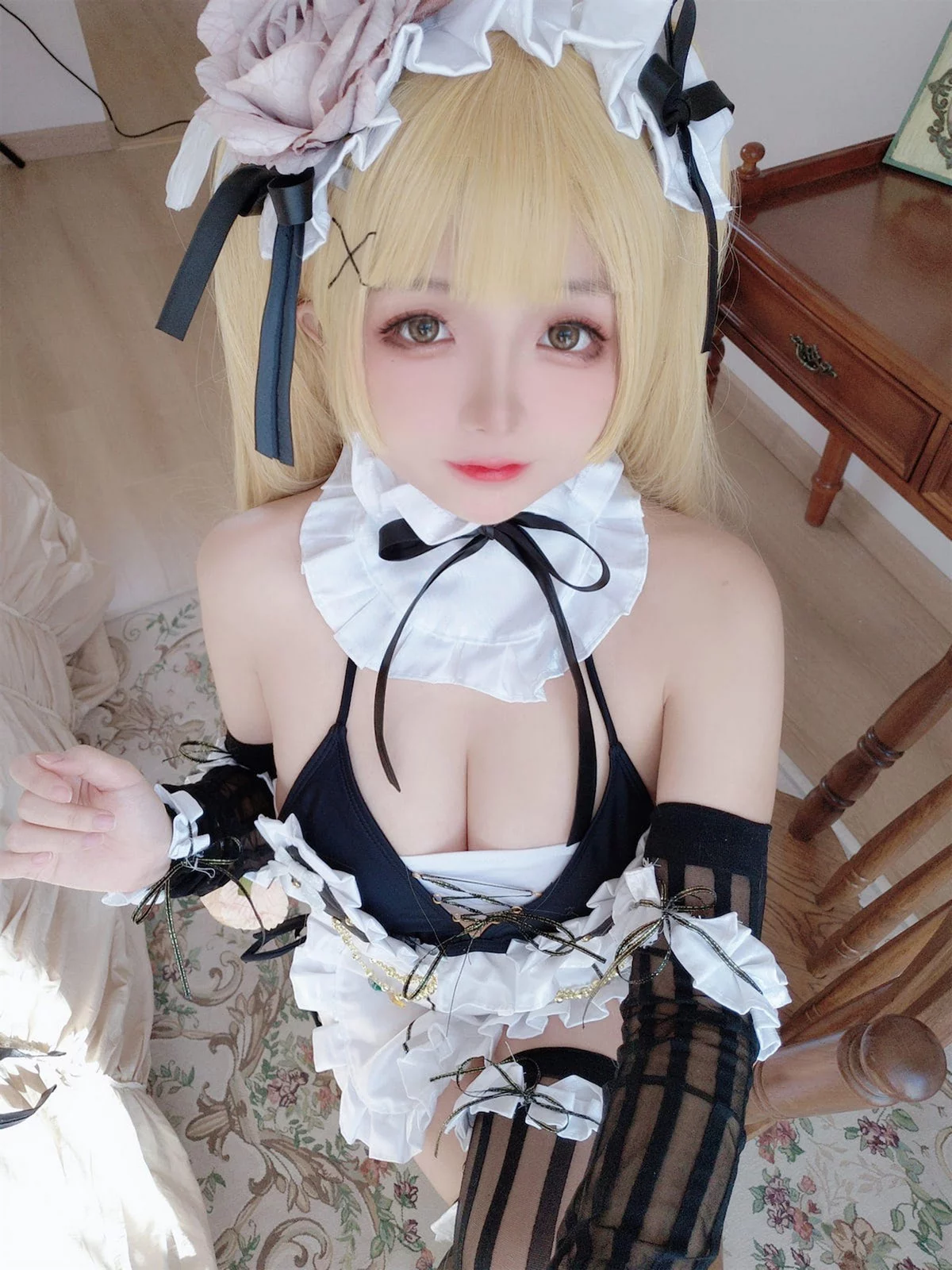 Cosplay美女日奈娇内普提斯主题私房性感黑白女仆装配黑丝袜秀丰满身材诱惑写真75P