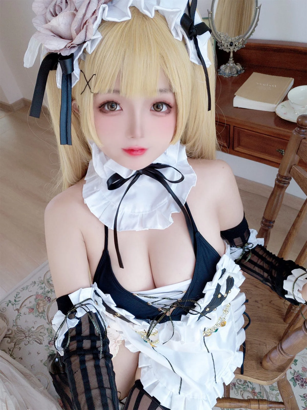 Cosplay美女日奈娇内普提斯主题私房性感黑白女仆装配黑丝袜秀丰满身材诱惑写真75P