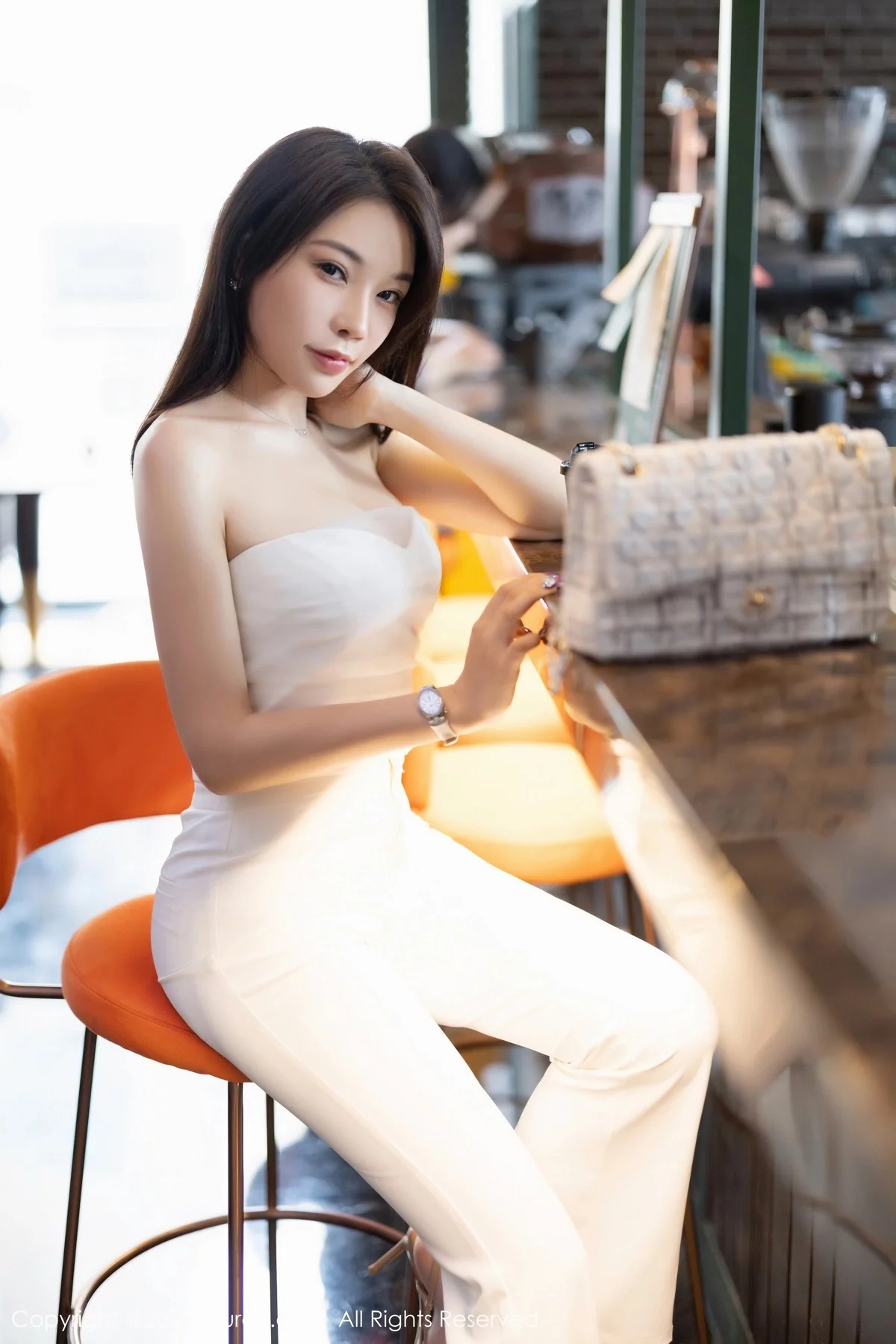 XiuRen第6628期_女神徐莉芝Booty脱白色套装露白丝吊袜秀曼妙身姿撩人诱惑写真82P